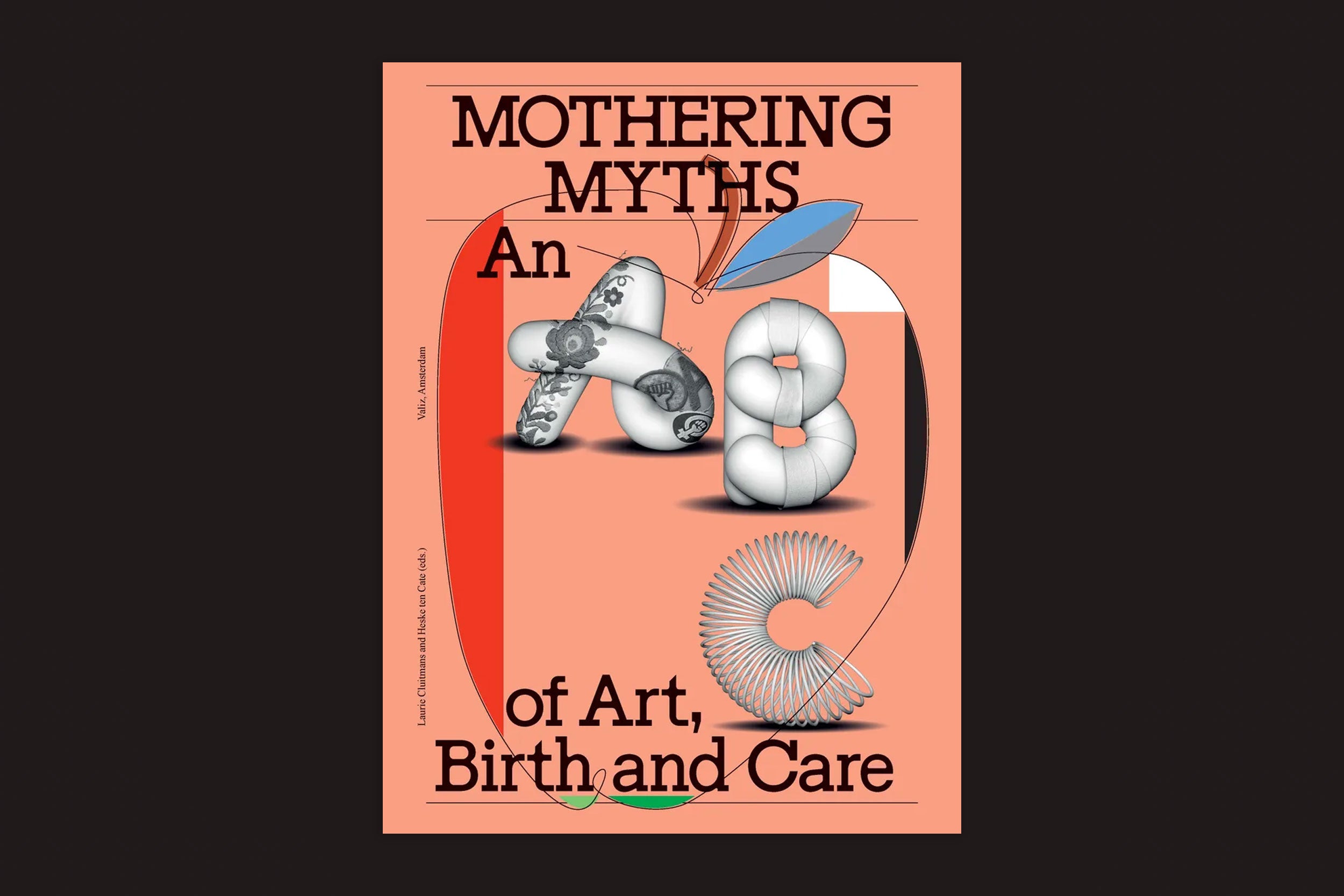 Pôster de Valiz para "Mothering Myths - An ABC of Art, Birth and Care" de Laurie Cluitmans & Heske ten Cate, com A, B, C em 3D em negrito sobre um fundo pêssego, explorando clichês e abstrações de arte e maternidade.