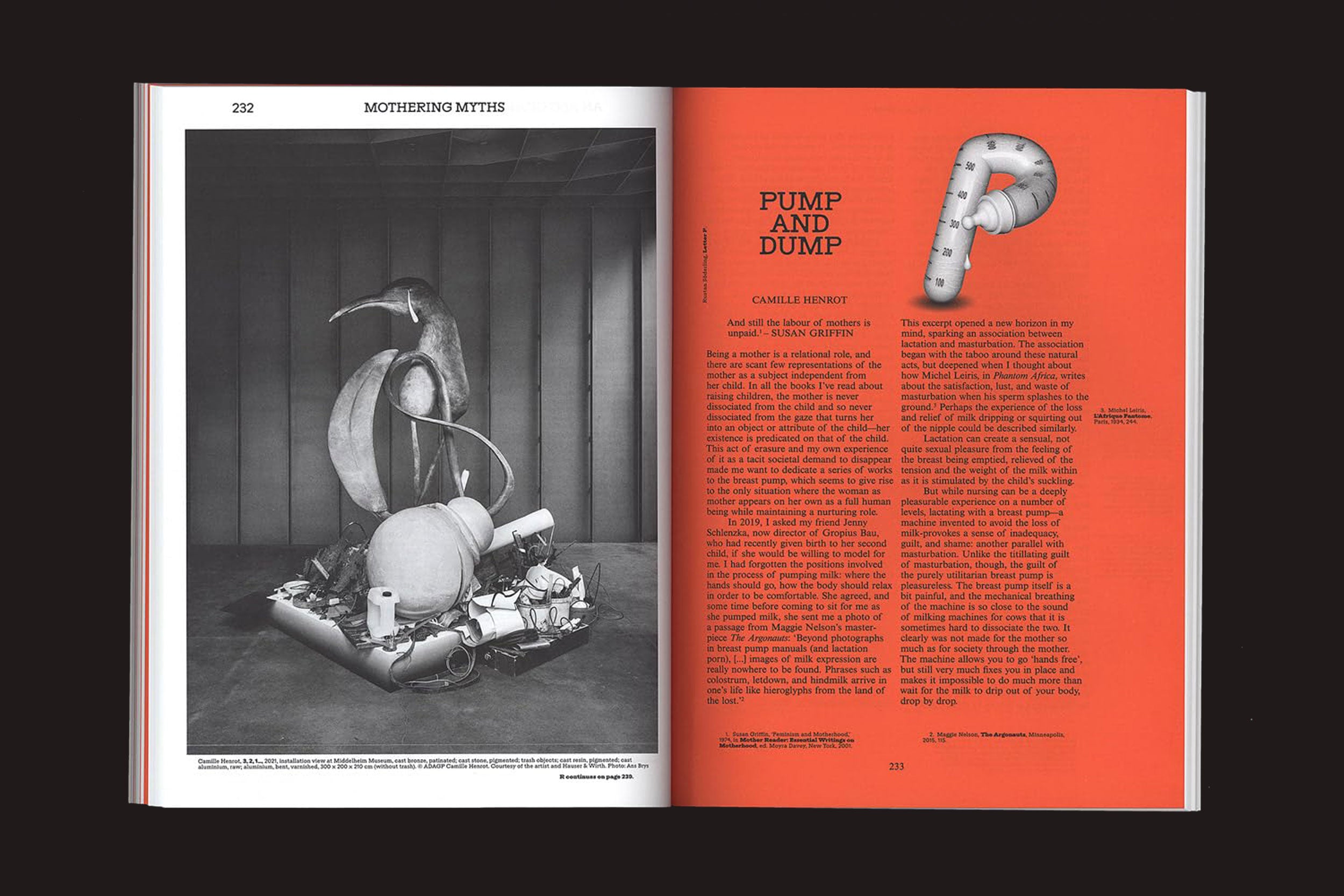 Um anúncio da revista Valiz para "Mothering Myths - An ABC of Art, Birth and Care" mostra uma foto em preto e branco de arte abstrata com tubos e formas redondas à esquerda, e um artigo intitulado "Pump and Dump" ao lado de um P ilustrado em laranja.