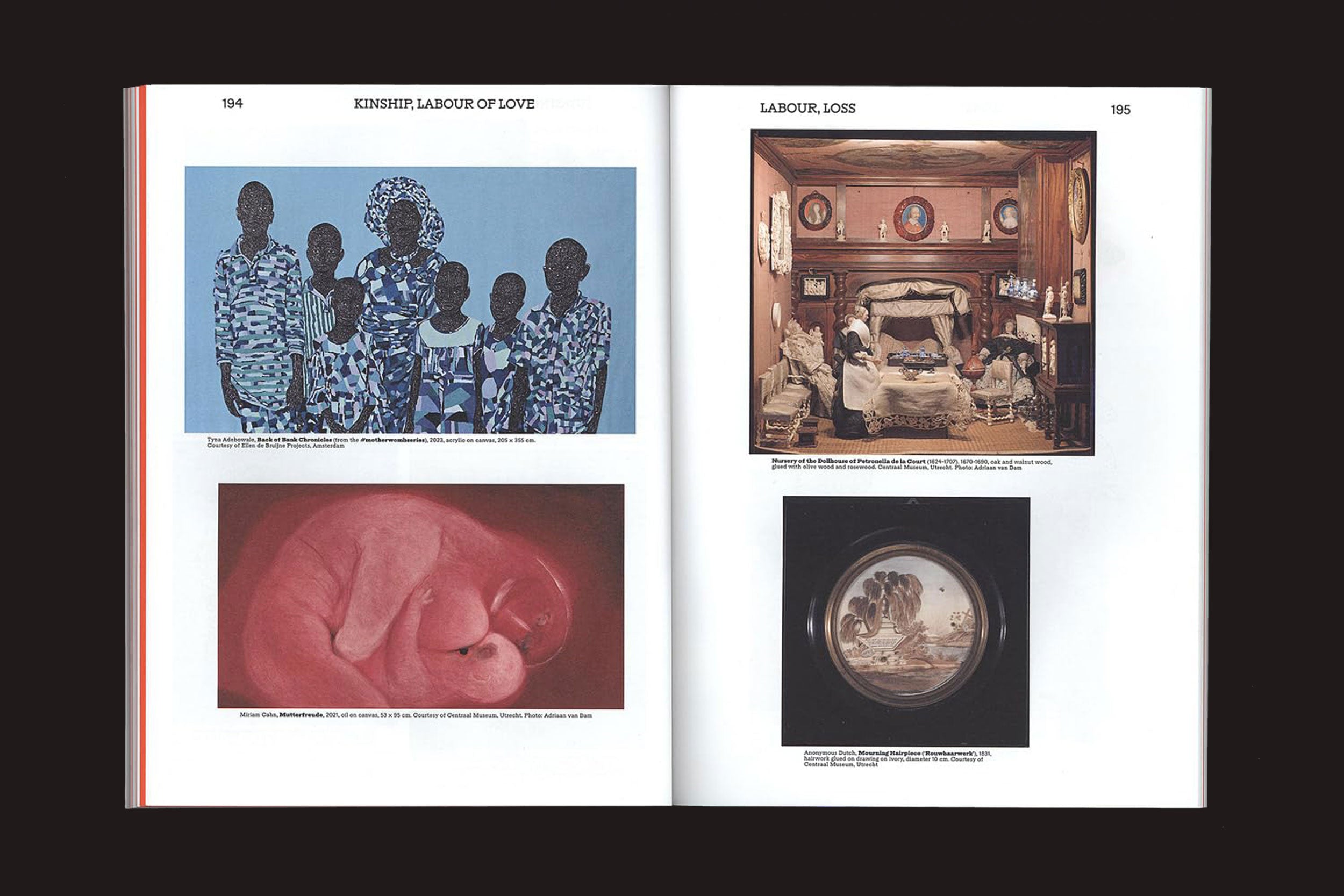 Em "Mothering Myths - An ABC of Art, Birth and Care" (Valiz), as páginas 194-195 exibem quatro imagens de arte: um retrato de grupo em azul com um bebê dormindo à esquerda e um quarto vitoriano e uma paisagem circular à direita.