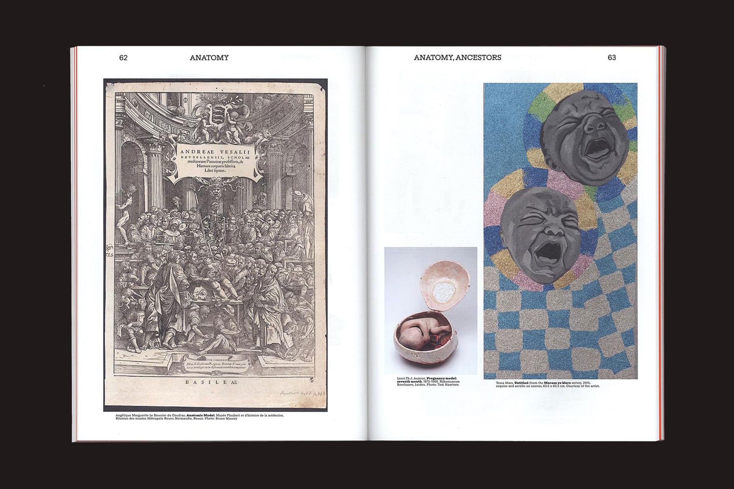 Em "Mothering Myths - An ABC of Art, Birth and Care" (Valiz), uma página apresenta uma ilustração anatômica vintage com cabeças de cerâmica em um tabuleiro de xadrez e uma escultura de útero - evocando a maternidade além dos clichês.
