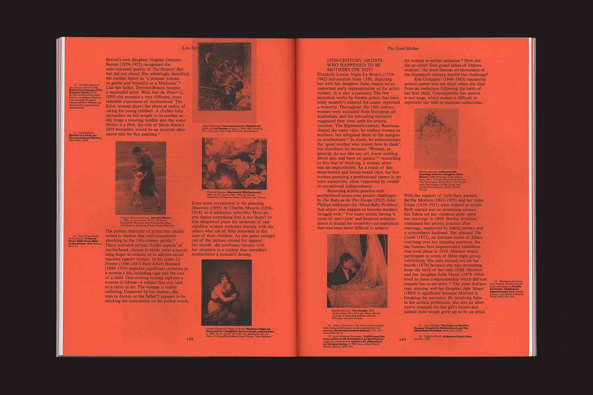 Um livro aberto, "Mothering Myths - An ABC of Art, Birth and Care", de Laurie Cluitmans e Heske ten Cate (Valiz), mostra páginas laranja com texto em colunas e imagens em preto e branco de arte, com legendas em ambas as páginas.