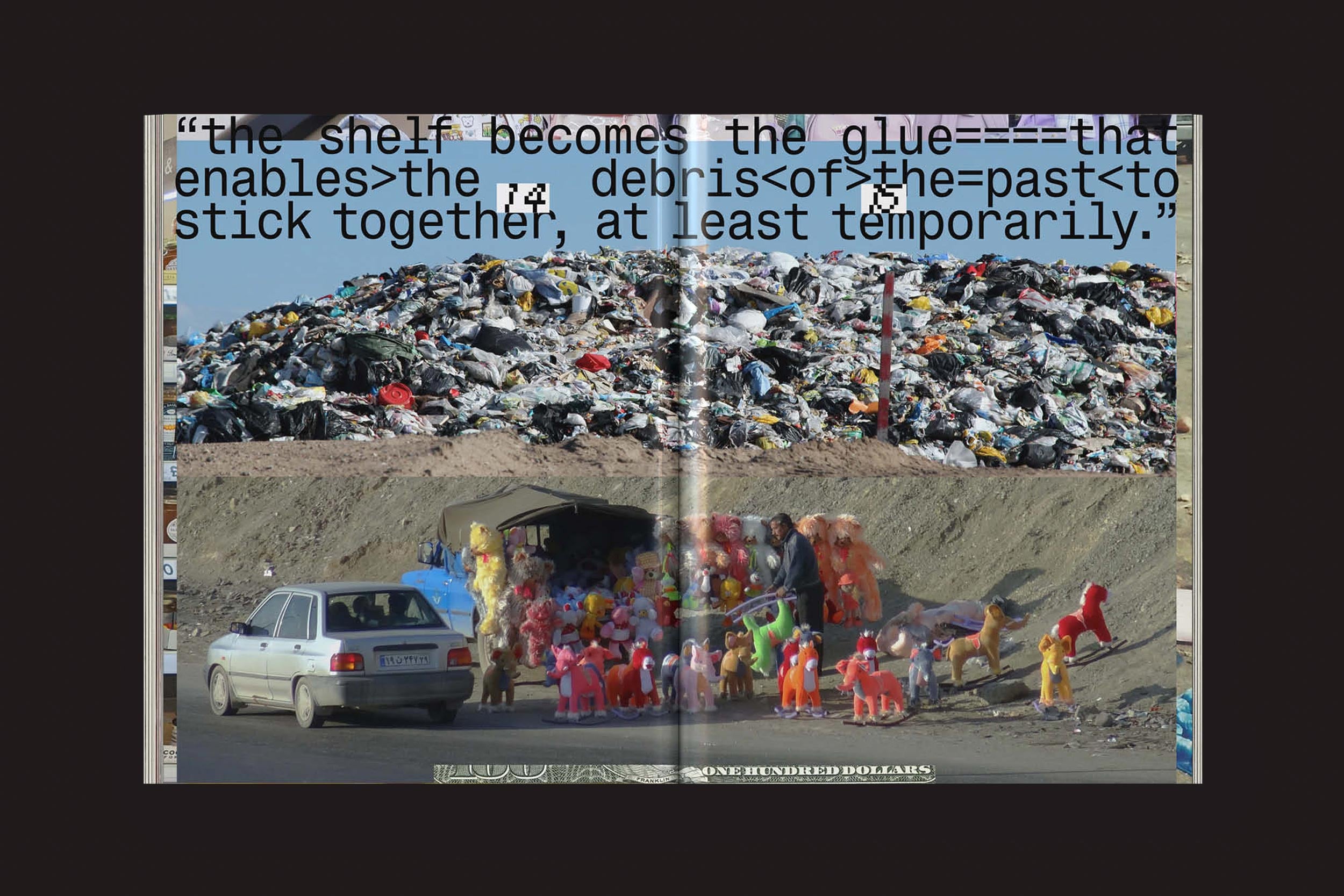 Uma colagem de aterros sanitários e uma barraca de beira de estrada vendendo infláveis coloridos, sobrepostos a um texto em preto: a prateleira mantém juntos os detritos do capitalismo tardio, pelo menos por enquanto. Do The Iconomist Nº 6 da Zero-Edições.