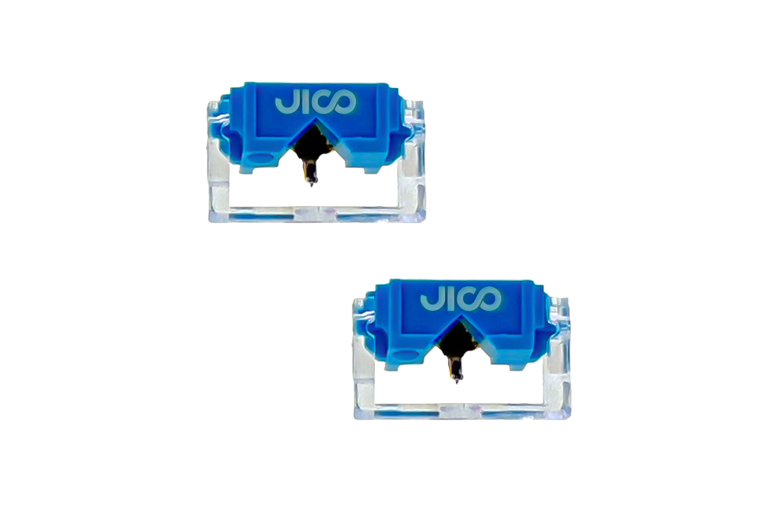 O kit de duas peças Jico N44-7 DJ IMP SD inclui duas agulhas de reposição azuis e transparentes com pontas de diamante sintético, ideais para atualizar cartuchos M44-7. Conjunto de 2 agulhas mostrado sobre fundo branco.