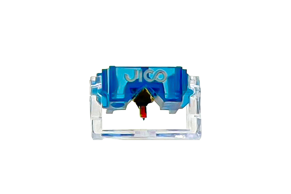 Um close-up de um cartucho de agulha para toca-discos N44G IMP SD • Agulha da Jico, em azul e transparente, com um design de ímã móvel. A agulha de diamante sintético é visível projetando-se da parte inferior com "JICO" gravado nela.
