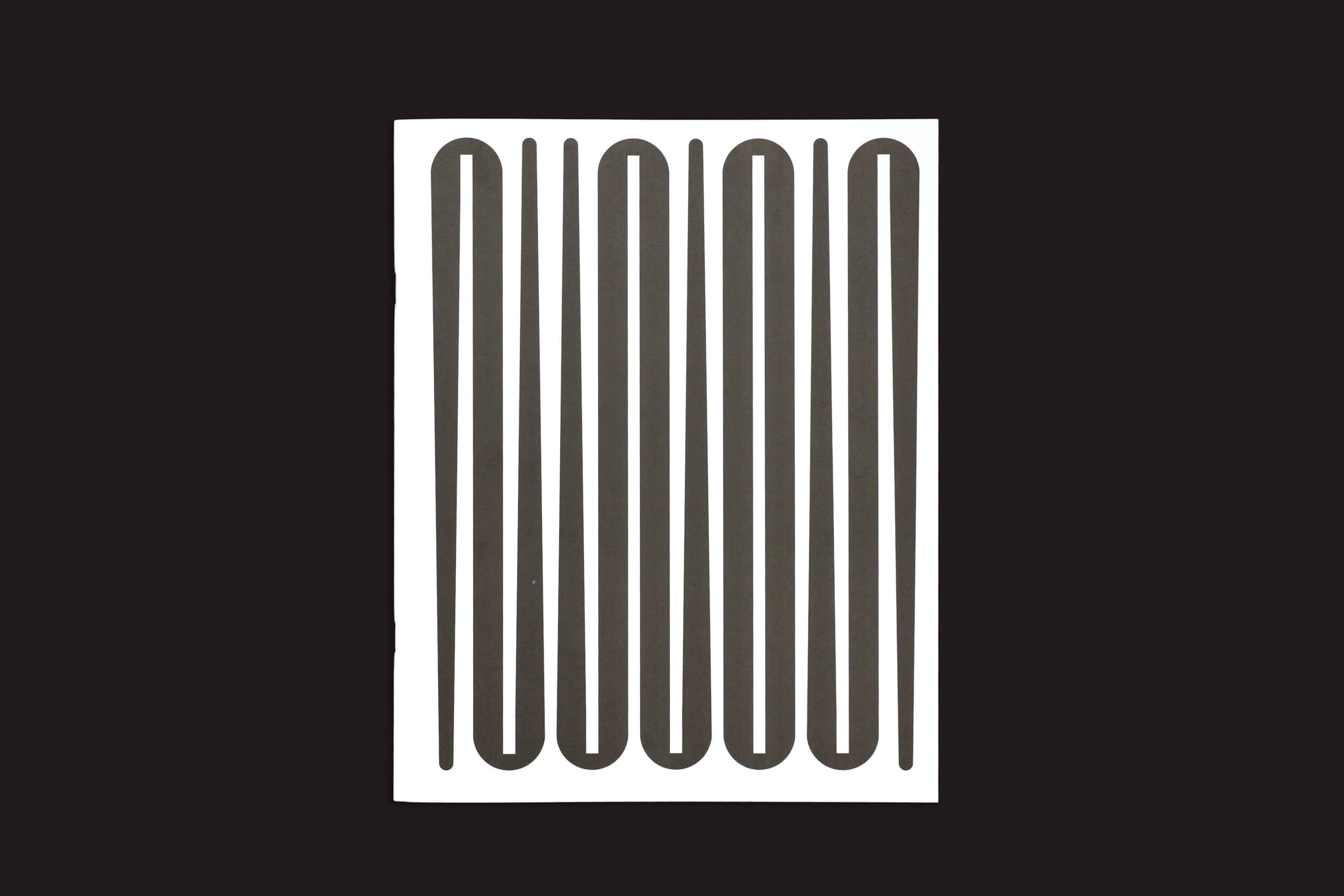 O produto "Ezio D'Agostino: NEOS" da Skinnerboox apresenta uma folha branca adornada com linhas verticais pretas curvadas nas extremidades para formar laços, sobre um fundo preto sólido, evocando órbitas de mineração de asteroides.