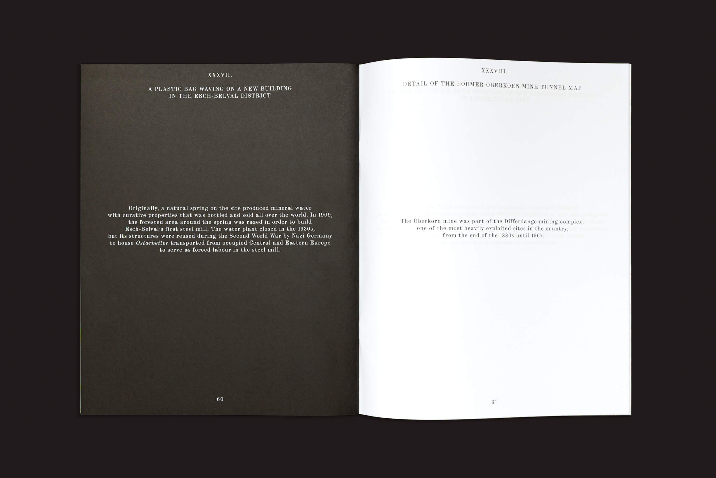 Em "Ezio D'Agostino: NEOS", de Skinnerboox, as páginas 60 e 61 apresentam uma página dupla, com a página da esquerda em cinza escuro com texto branco sobre um sítio histórico de Berlim, enquanto a página da direita é branca com texto fraco sobre SpaceResources e "minerais no espaço".