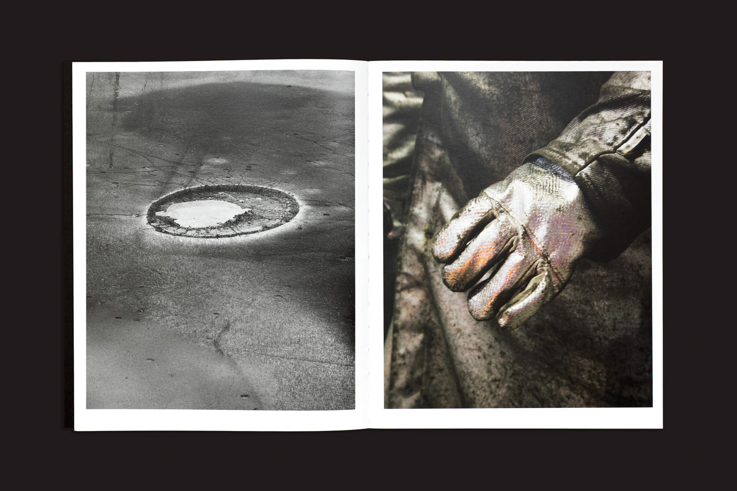 Um livro intitulado "Ezio D'Agostino: NEOS", de Skinnerboox, está aberto. A página da esquerda exibe uma foto monocromática de uma mancha circular em uma superfície texturizada, evocando a mineração de asteroides. À direita, há um close-up de luvas de proteção desgastadas pelo tempo, simbolizando o trabalho árduo na exploração da SpaceResources.