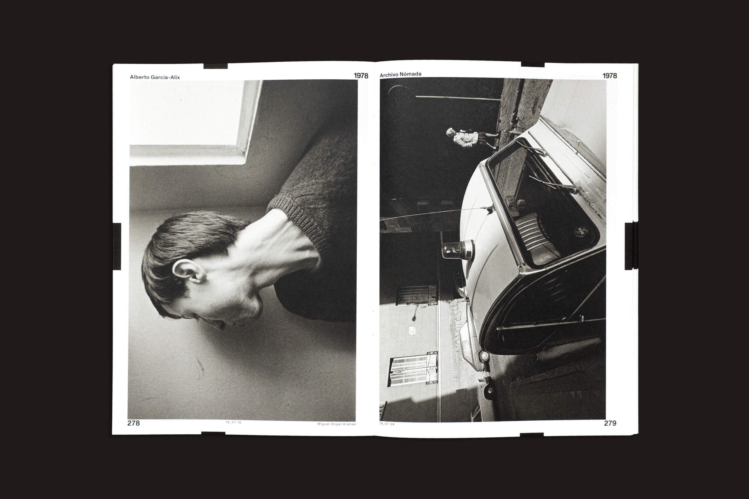 O livro "Alberto García-Alix: Arquivo Nômade 01", de Cabeza de Chorlito, apresenta duas impressionantes fotografias em preto e branco. A página 278 mostra uma pessoa encostada em uma parede, enquanto a página 279 oferece uma vista aérea de um carro ao lado de um prédio, ecoando o estilo evocativo da fotografia espanhola.
