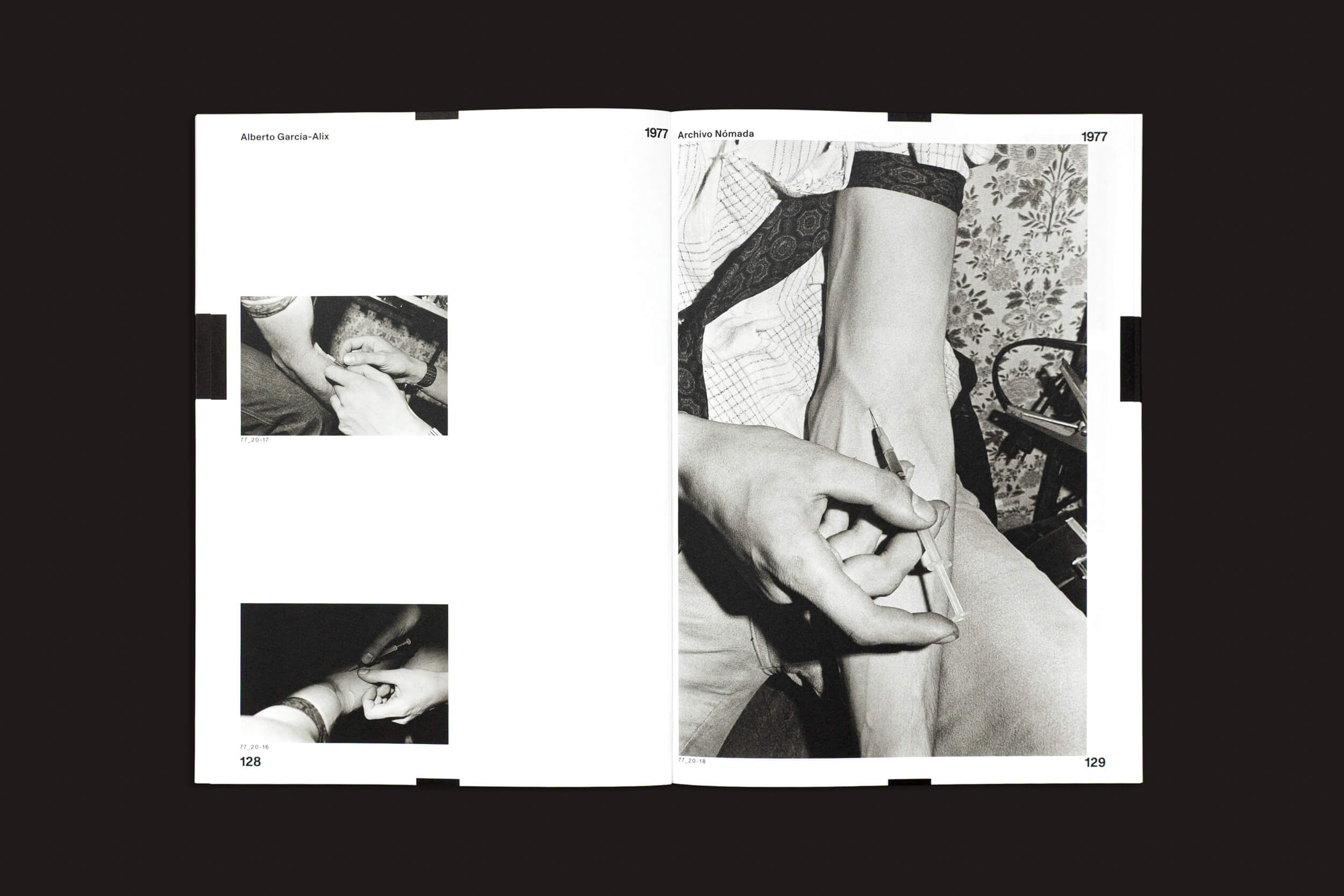 Um vislumbre da célebre "fotografia espanhola" de Alberto García-Alix se desdobra em um livro aberto, "Arquivo Nômade 01", de Cabeza de Chorlito. A página da esquerda exibe mãos com ferramentas, enquanto a da direita mostra uma mão injetando um braço, com texto acompanhando cada foto neste evocativo arquivo fotográfico.