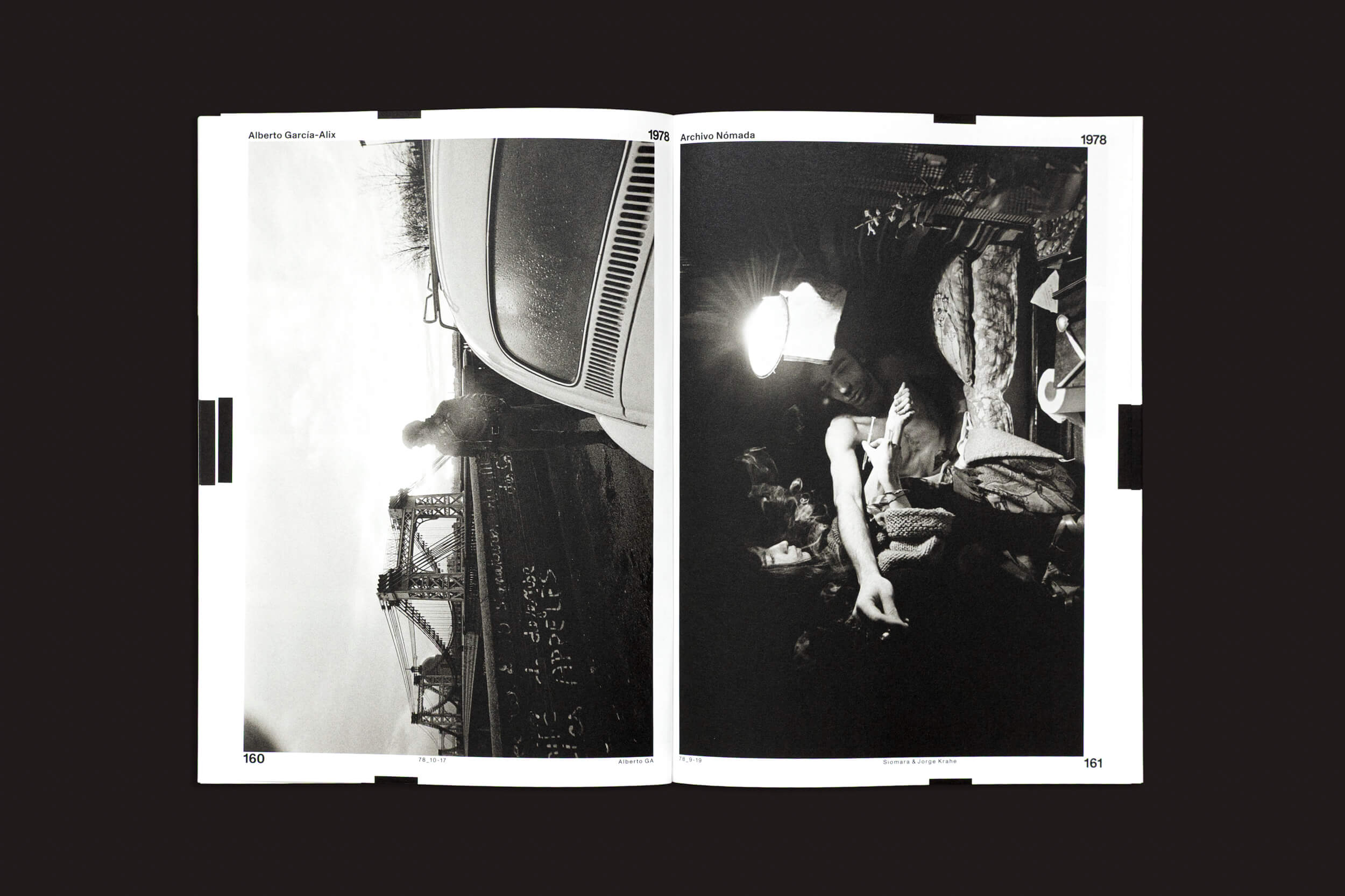 As páginas 160-161 de "Alberto García-Alix: Nomad Archive 01", de Cabeza de Chorlito, apresentam fotos que lembram o estilo de García-Alix: uma pessoa ao lado de um carro antigo em uma ponte e outra em um quarto aconchegante e estampado no sofá.