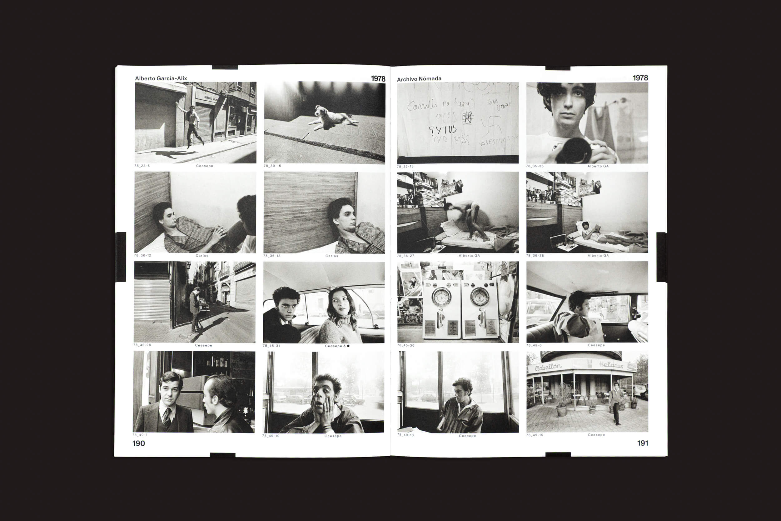 O livro aberto, "Alberto García-Alix: Nomad Archive 01", de Cabeza de Chorlito, apresenta fotografias em preto e branco de cenas cotidianas e retratos espontâneos da década de 1970, dispostos em colunas e fileiras, lembrando um arquivo fotográfico espanhol.