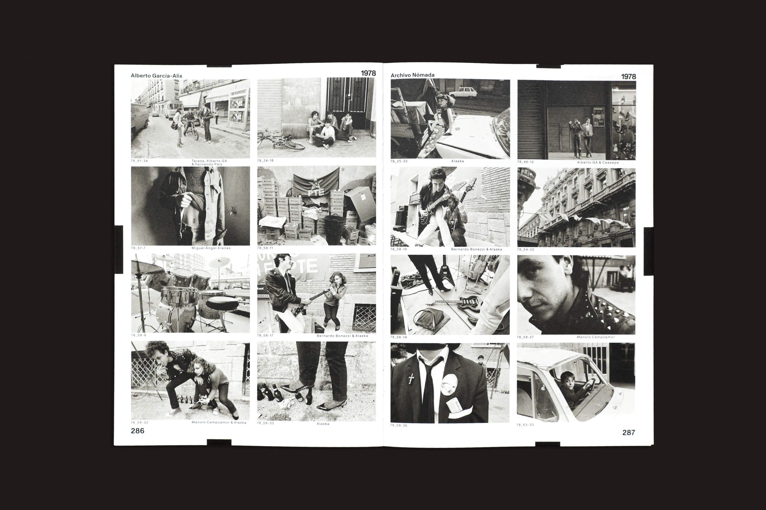 O livro "Alberto García-Alix: Nomad Archive 01", de Cabeza de Chorlito, exibe impressionantes fotos em preto e branco, semelhantes ao estilo de Alberto García-Alix, nas páginas 266-267, capturando cenas urbanas e a vida nas ruas da fotografia espanhola.