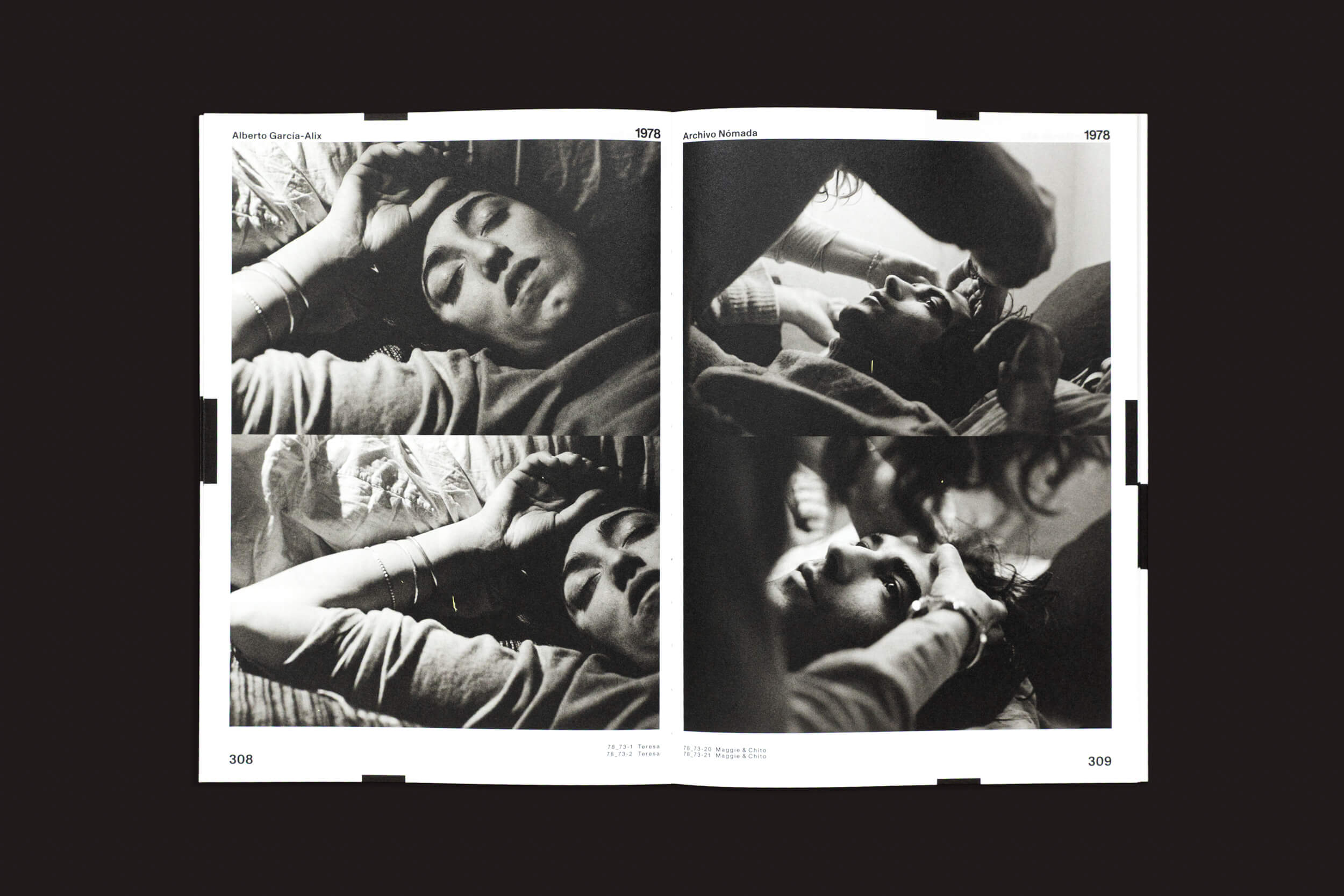 Abra a revista "Alberto García-Alix: Arquivo Nômade 01", de Cabeza de Chorlito, que exibe fotos em preto e branco de uma pessoa com a mão na testa. O fundo texturizado destaca a expressão contemplativa ou relaxada, capturando a essência da fotografia espanhola em um estilo inspirado em Alberto García-Alix.