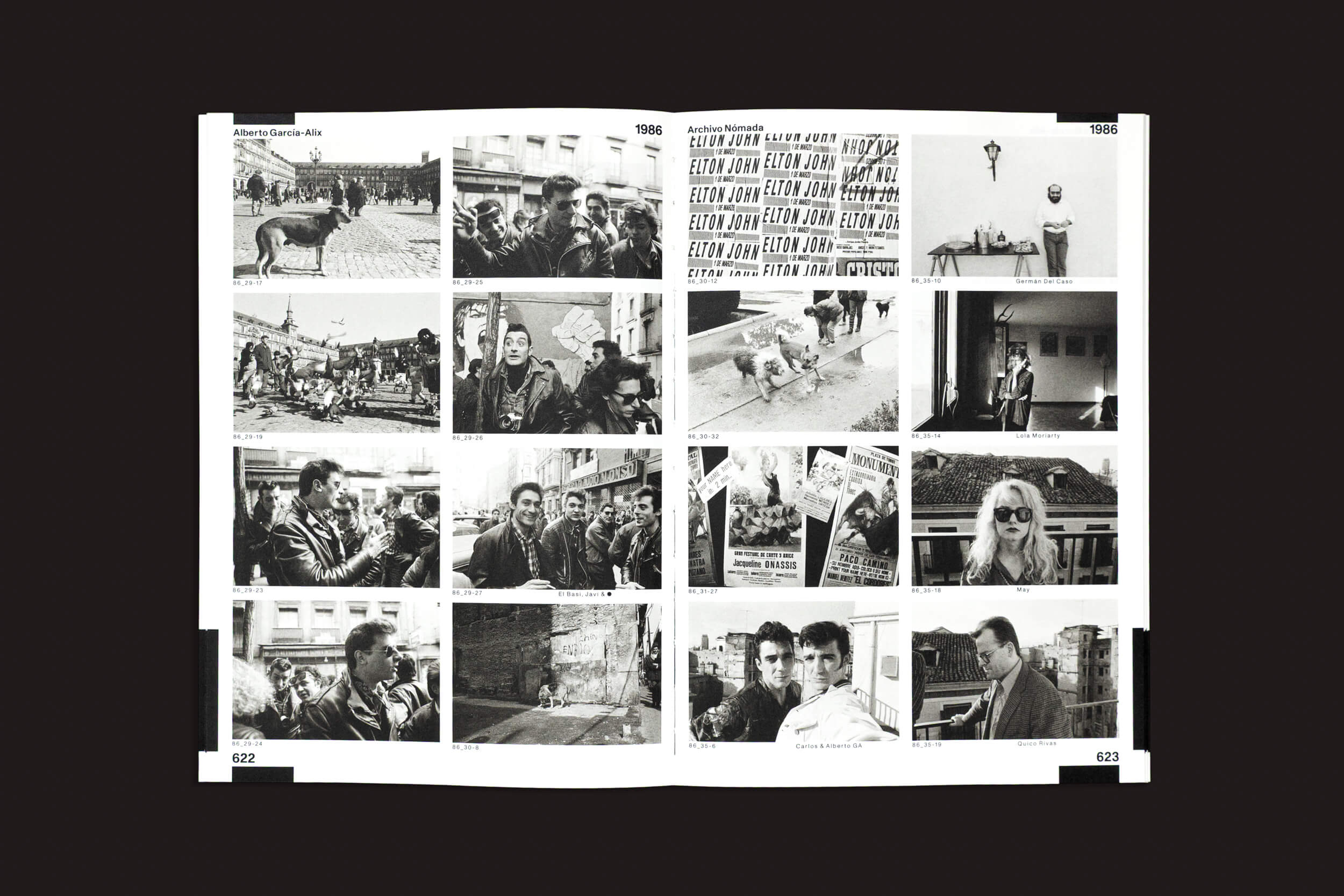 O livro "Alberto García-Alix: Arquivo Nômade 02", de Cabeza de Chorlito, revela fotos em preto e branco da essência da vida urbana, mostrando cenas de rua e retratos da era pós-Franco com indivíduos posados e momentos espontâneos nas páginas 622-623.