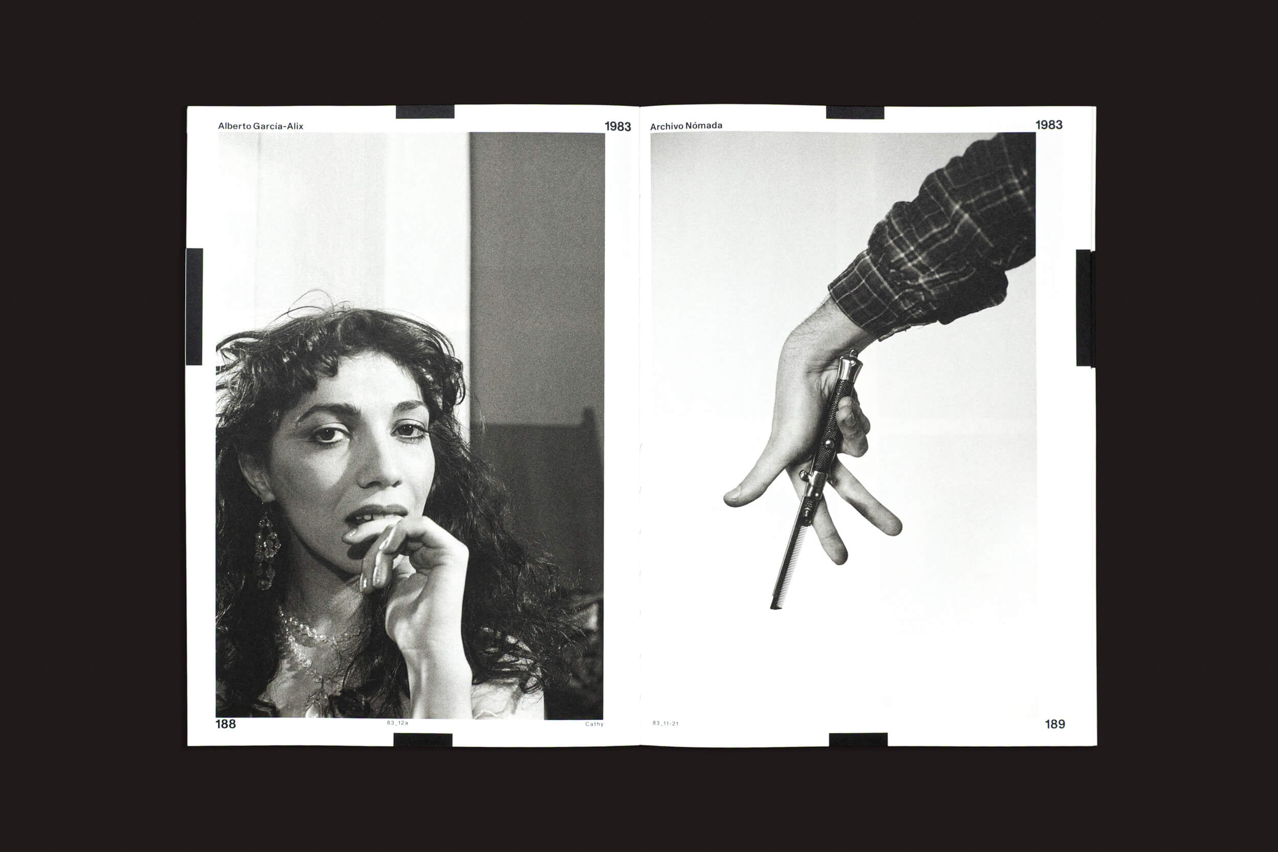 Em "Alberto García-Alix: Nomad Archive 02", de Cabeza de Chorlito, uma imagem em preto e branco se desdobra nas páginas 188-189, apresentando uma mulher de cabelos cacheados contemplando uma caneta à esquerda e uma mão segurando uma tesoura à direita, exibindo seu rico arquivo fotográfico.
