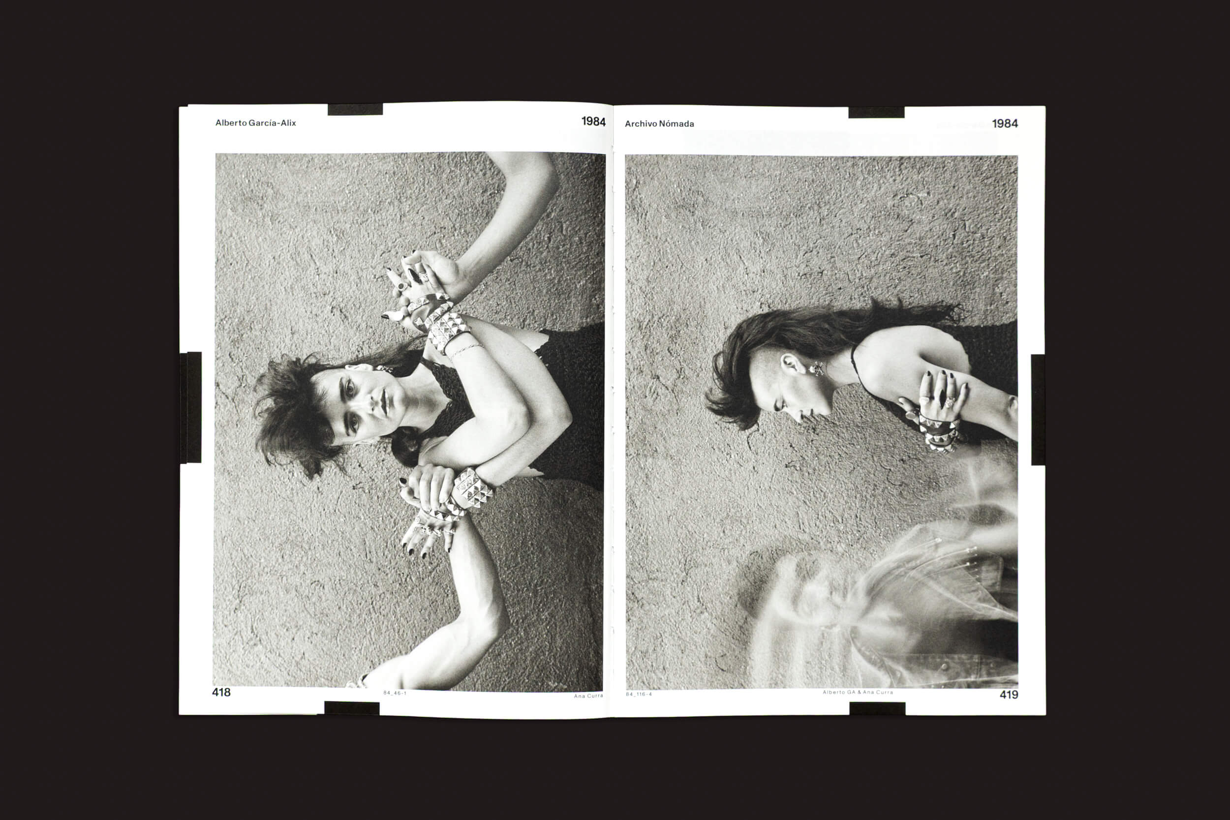 Uma obra aberta, Alberto García-Alix: Nomad Archive 02, de Cabeza de Chorlito, mostra fotos em preto e branco que capturam a essência de La Movida; à esquerda, uma pessoa com braços levantados e dedos entrelaçados; à direita, seu perfil contra uma parede texturizada com movimento borrado próximo.