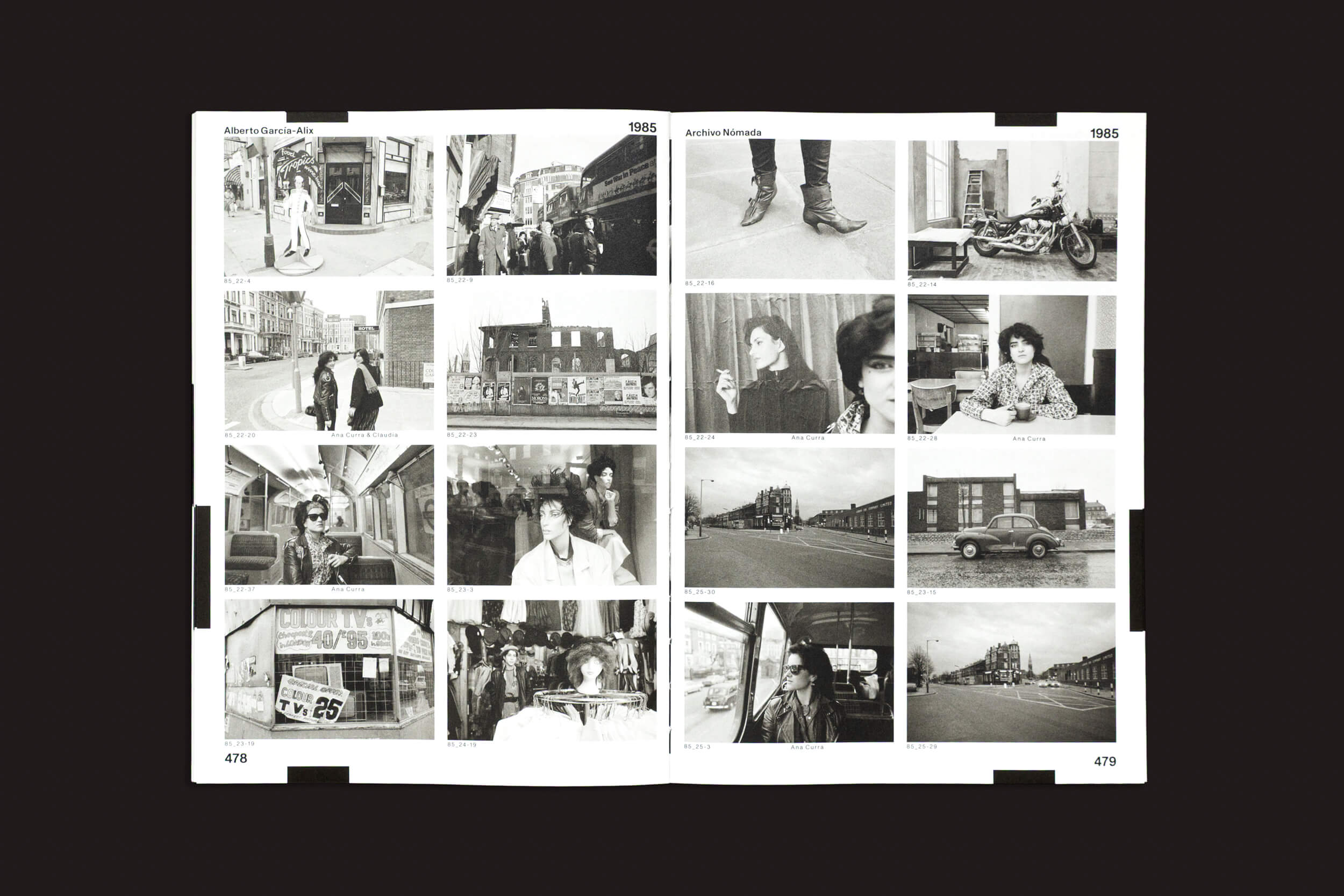 As páginas 478 e 479 de "Alberto García-Alix: Nomad Archive 02", de Cabeza de Chorlito, exibem fotos em preto e branco de 1985, capturando a vida urbana pós-Franco com cenas de rua e retratos vívidos.