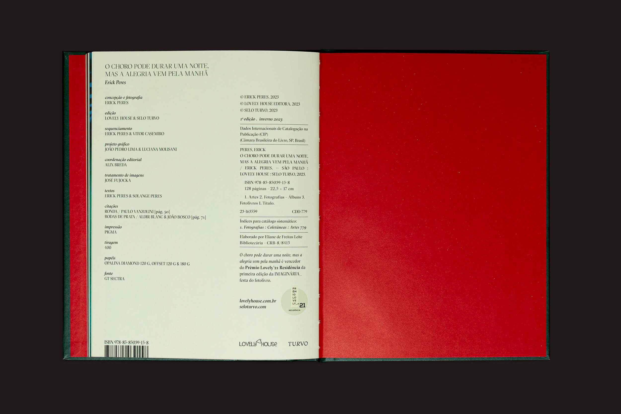 Um livro aberto revela o interior da capa: a página esquerda é preenchida com texto em português, detalhando o título Erick Peres: O choro pode durar uma noite, mas a alegria vem pela manhã, de Erick Peres, do Selo Turvo. A página da direita é vermelha sólida, refletindo um estilo fotolivro de memória familiar.