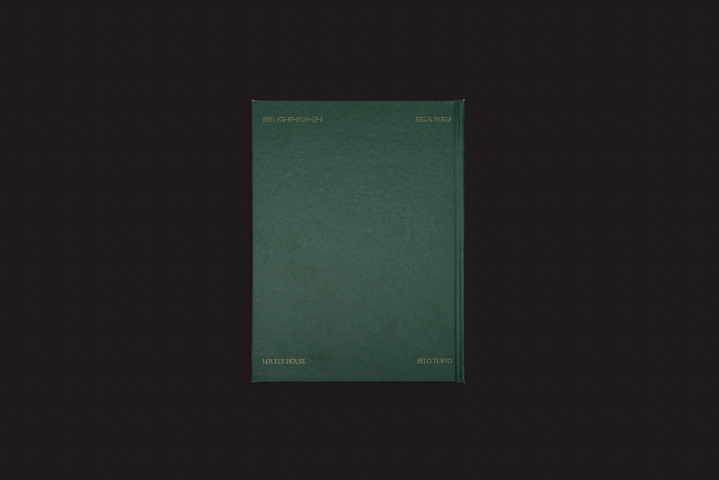 Um livro verde escuro intitulado O choro pode durar uma noite, mas a alegria vem pela manhã de Erick Peres do Selo Turvo, com elegante texto dourado na capa, está centralizado contra um fundo preto. O título e o nome do autor são pouco visíveis, e parece novo e sem uso.