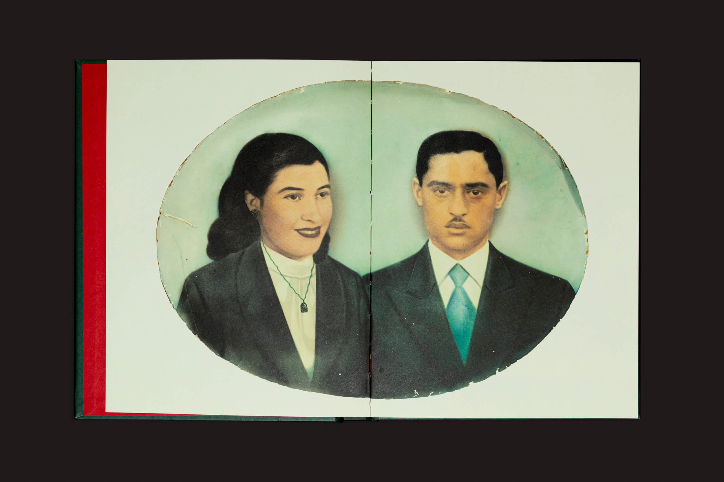 Uma foto vintage de um casal formalmente vestido enfeita uma moldura envelhecida, evocando memórias familiares. A mulher com cabelo longo e um colar está ao lado do homem com cabelo curto e bigode. Sua elegância atemporal reflete as histórias dentro de Erick Peres: O choro pode durar uma noite de Selo Turvo.