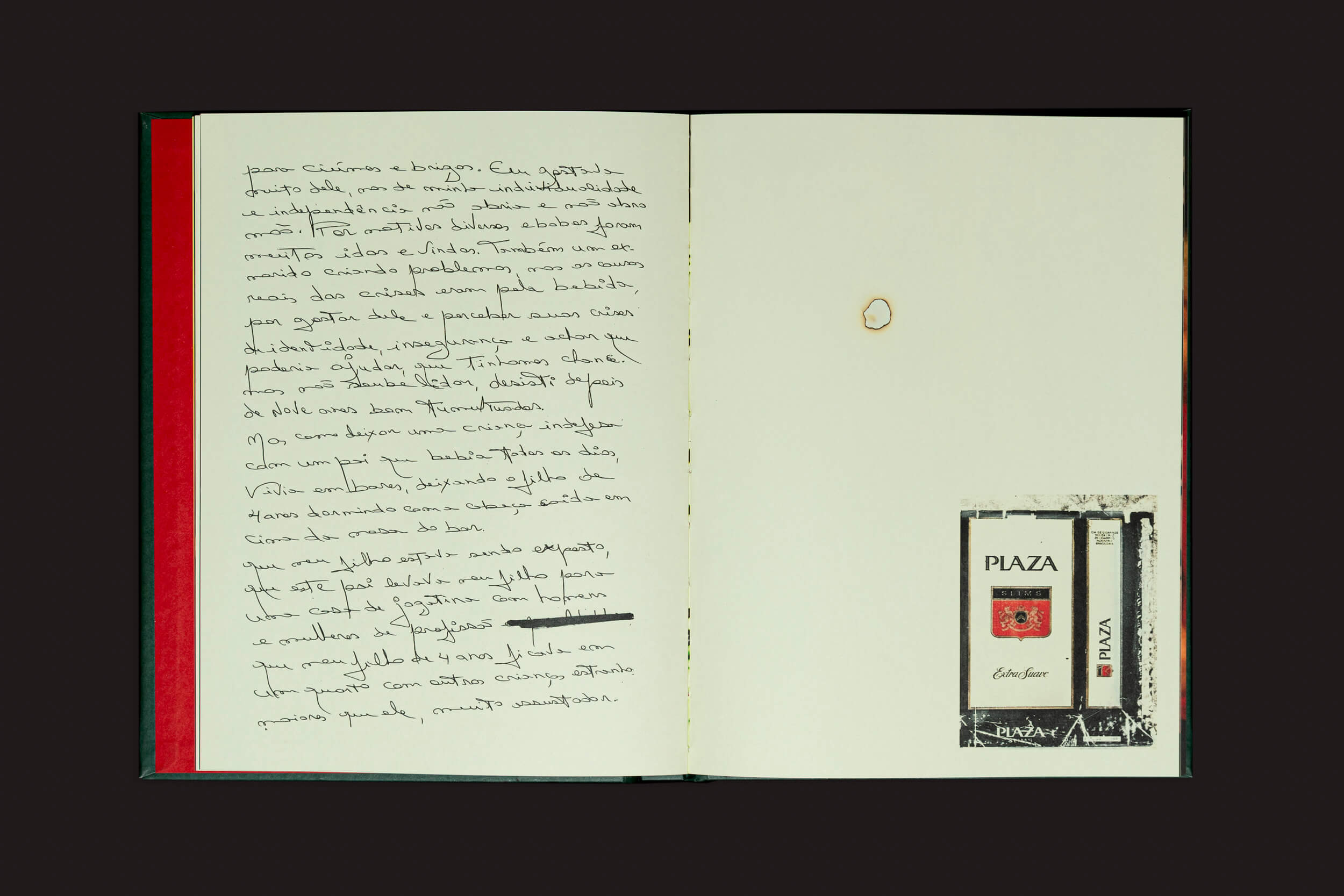 Um caderno aberto com texto manuscrito na página esquerda e uma mancha de café na direita, abaixo do qual está uma embalagem de chocolate Plaza. Escondido entre as páginas como memorabilia para memoria familiar com uma lombada vermelha, ele sugere contos como Erick Peres: O choro pode durar uma noite... de Selo Turvo.