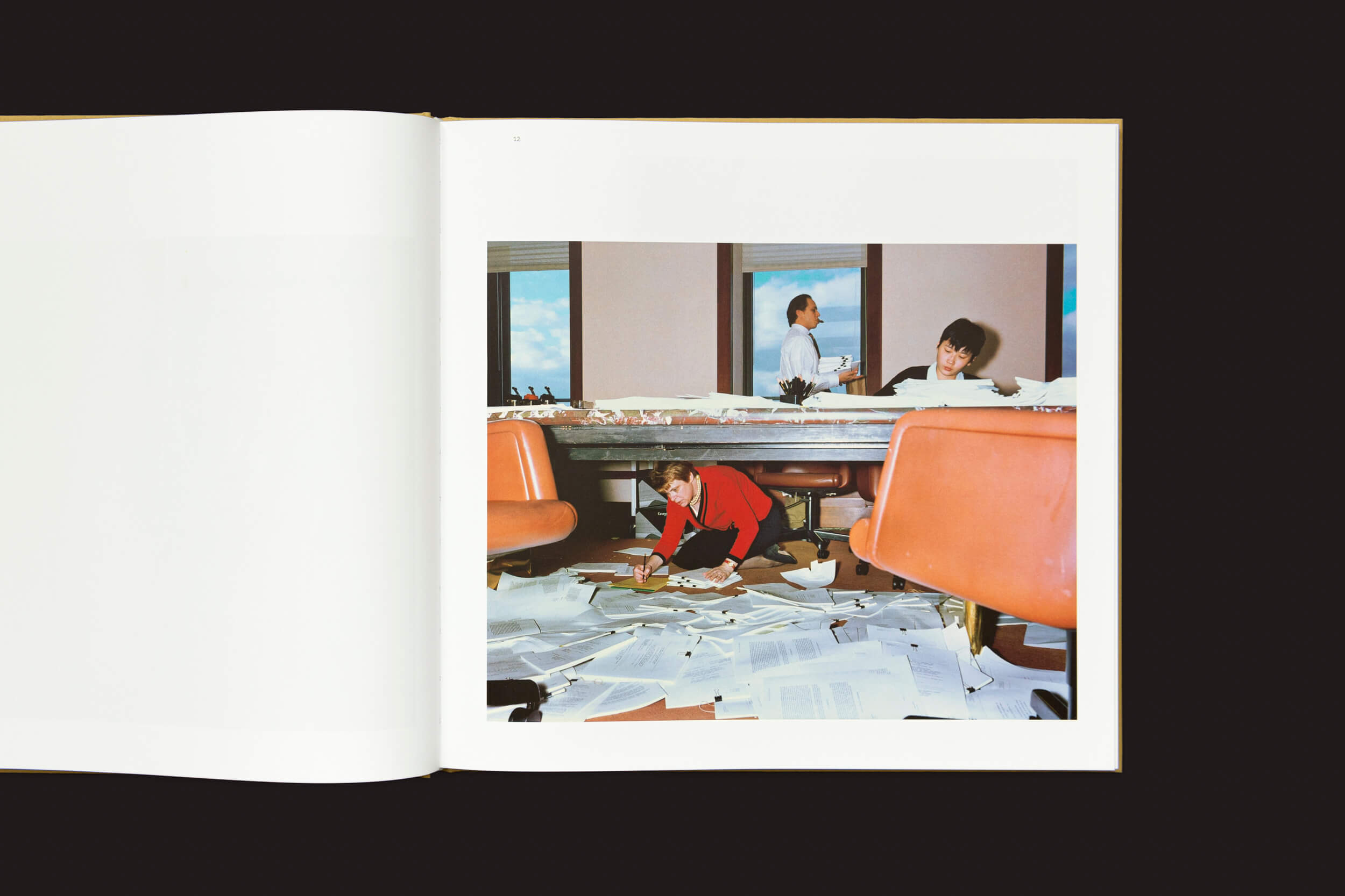 Em Lars Tunbjörk: Office / LA Office de Loose Joints, uma foto que lembra uma peça de Tunbjörk captura organismos desorganizados. Duas pessoas navegam pelo caos: uma olha pensativamente para fora da janela, enquanto a outra se agacha sob uma mesa cercada por papéis espalhados — uma reflexão sobre trabalho remoto.