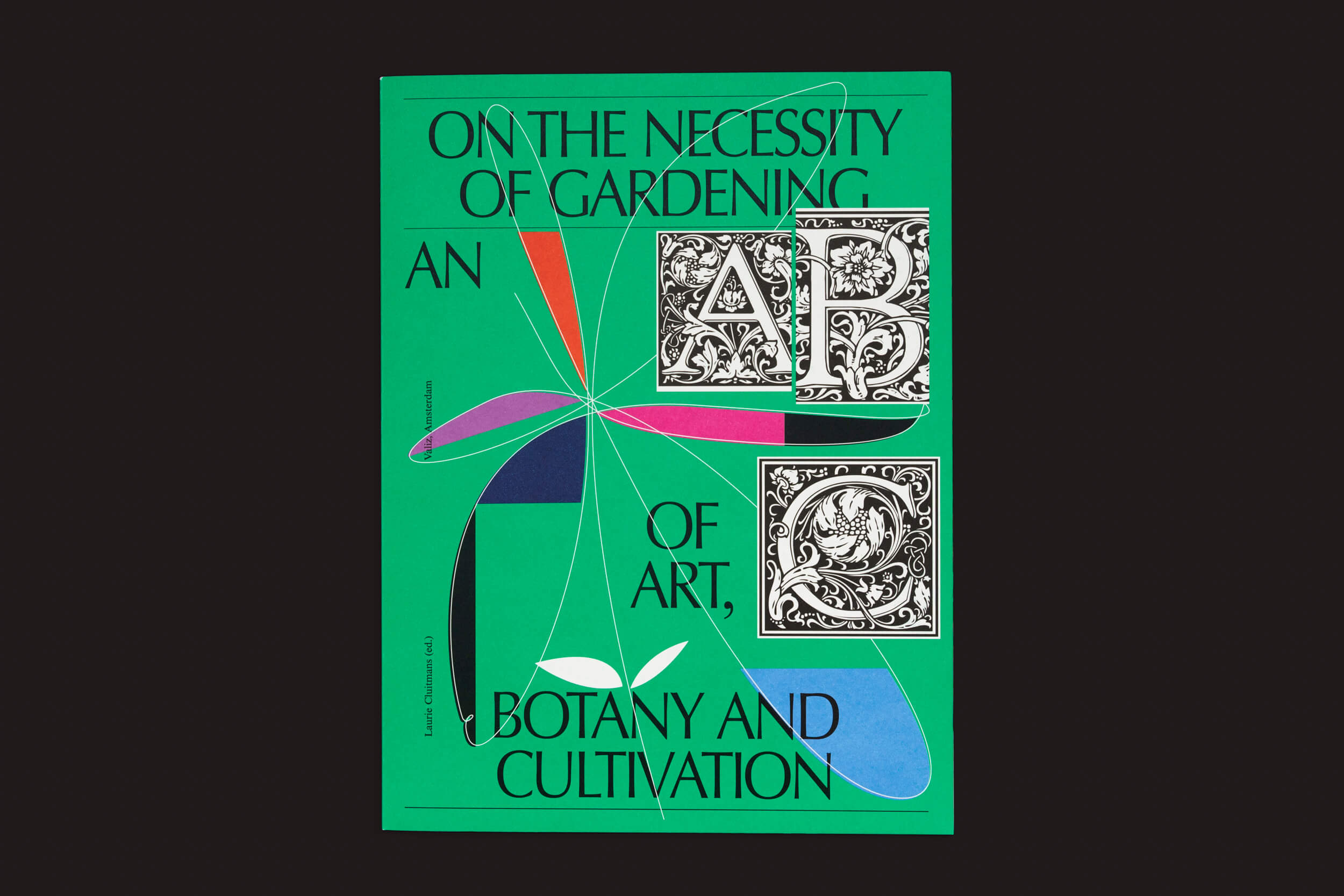 A capa do livro verde intitulado "Sobre a necessidade de jardinagem - Um ABC da arte, botânica e cultivo: Laurie Cluitmans", de Valiz, apresenta letras decorativas "A", "B" e "C" em preto e branco em meio a formas coloridas abstratas, capturando a harmonia entre a natureza e a sociedade dentro de um jardim.