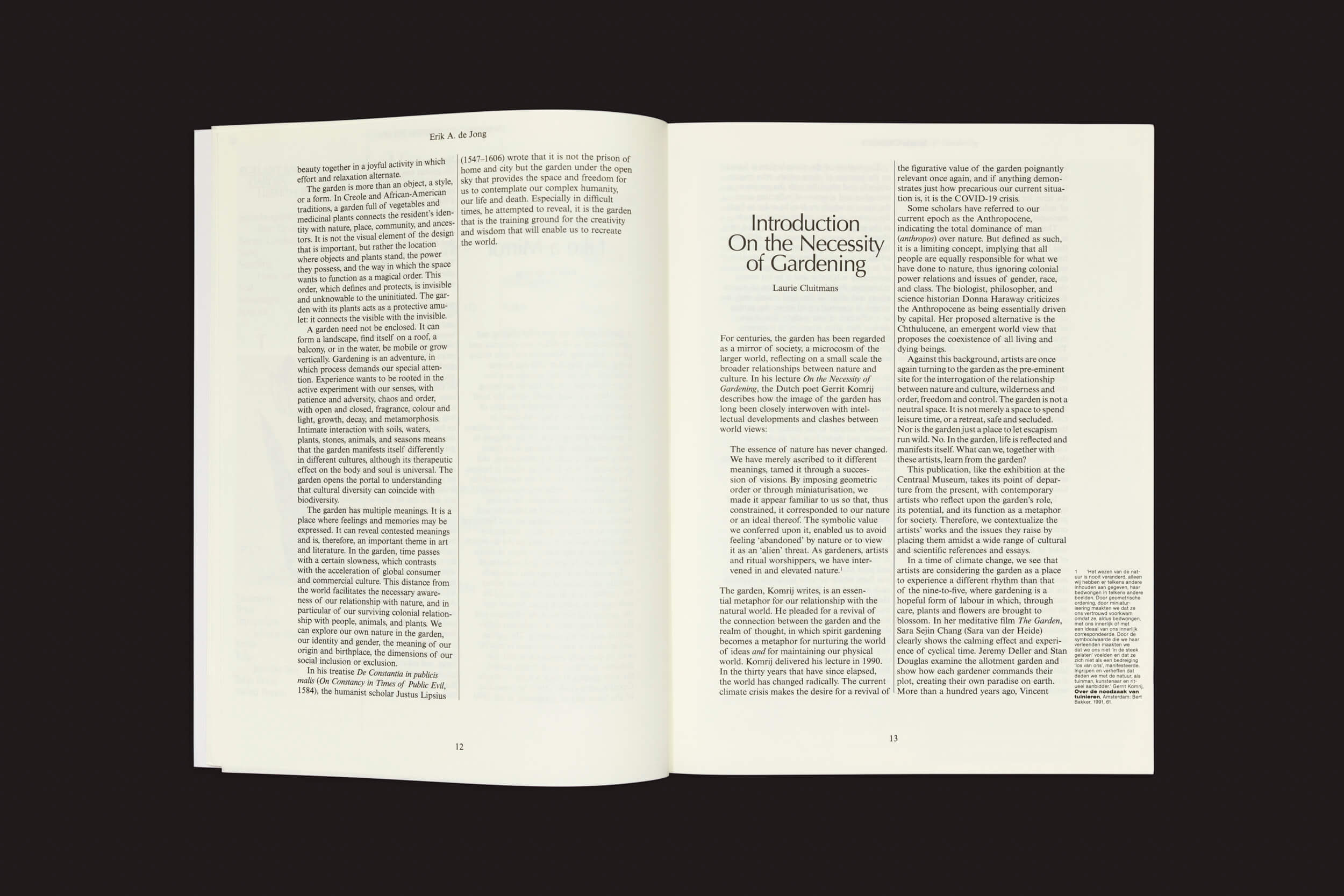 Um livro aberto repousa sobre um fundo preto, suas páginas ricas em texto denso. A página da direita revela "On the Necessity of Gardening - An ABC of Art, Botany and Cultivation" de Laurie Cluitmans. As páginas 12 e 13 tecem histórias da natureza entrelaçadas com temas de jardins e sociedade, publicados pela Valiz.