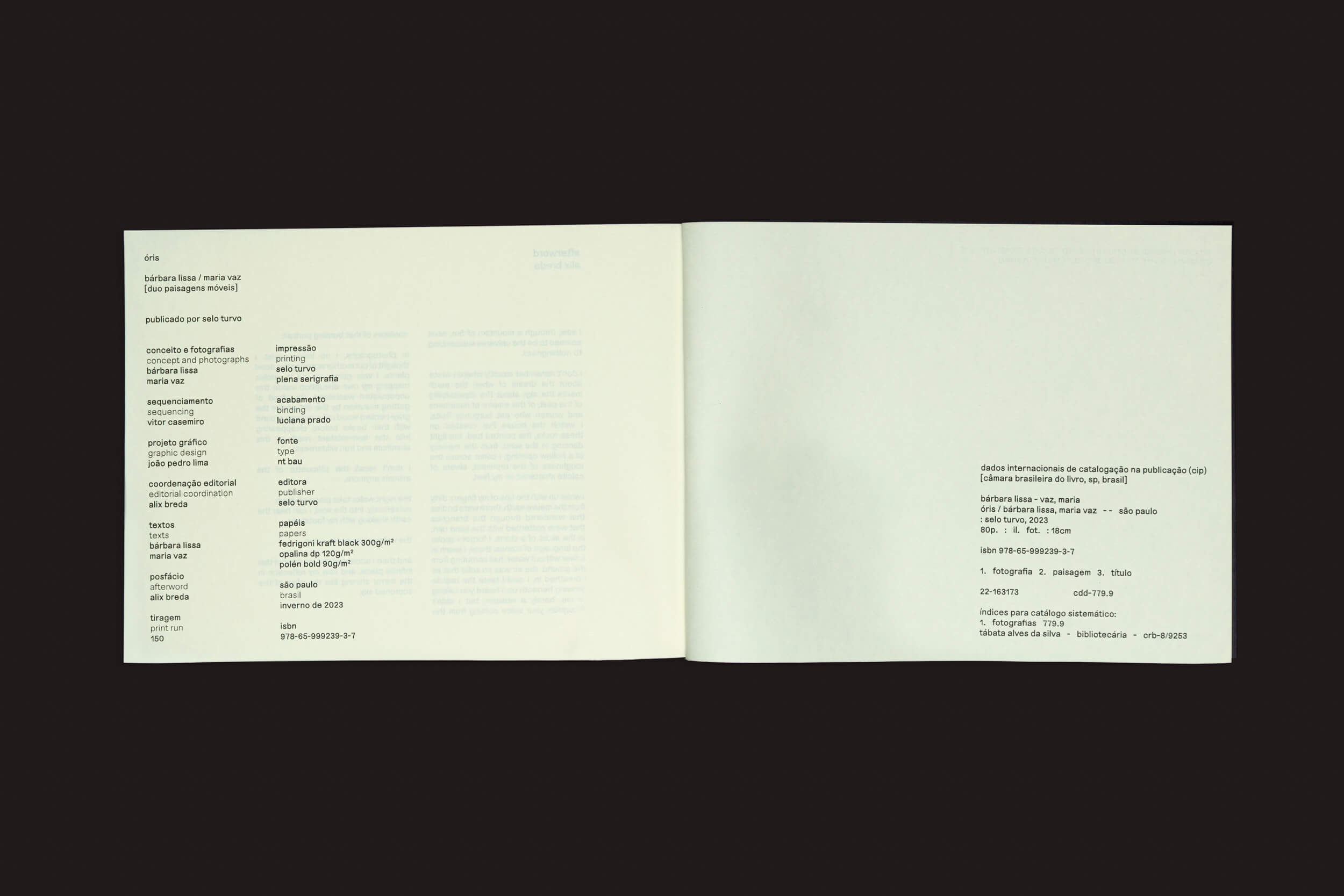 Um livro aberto sobre um fundo simples exibe duas páginas de texto. À esquerda, termos e nomes como Bárbara Lissa & Maria Vaz: Óris são listados em uma coluna, enquanto a página da direita apresenta informações técnicas ou acadêmicas sobre Antropoceno. O livro é de Selo Turvo.