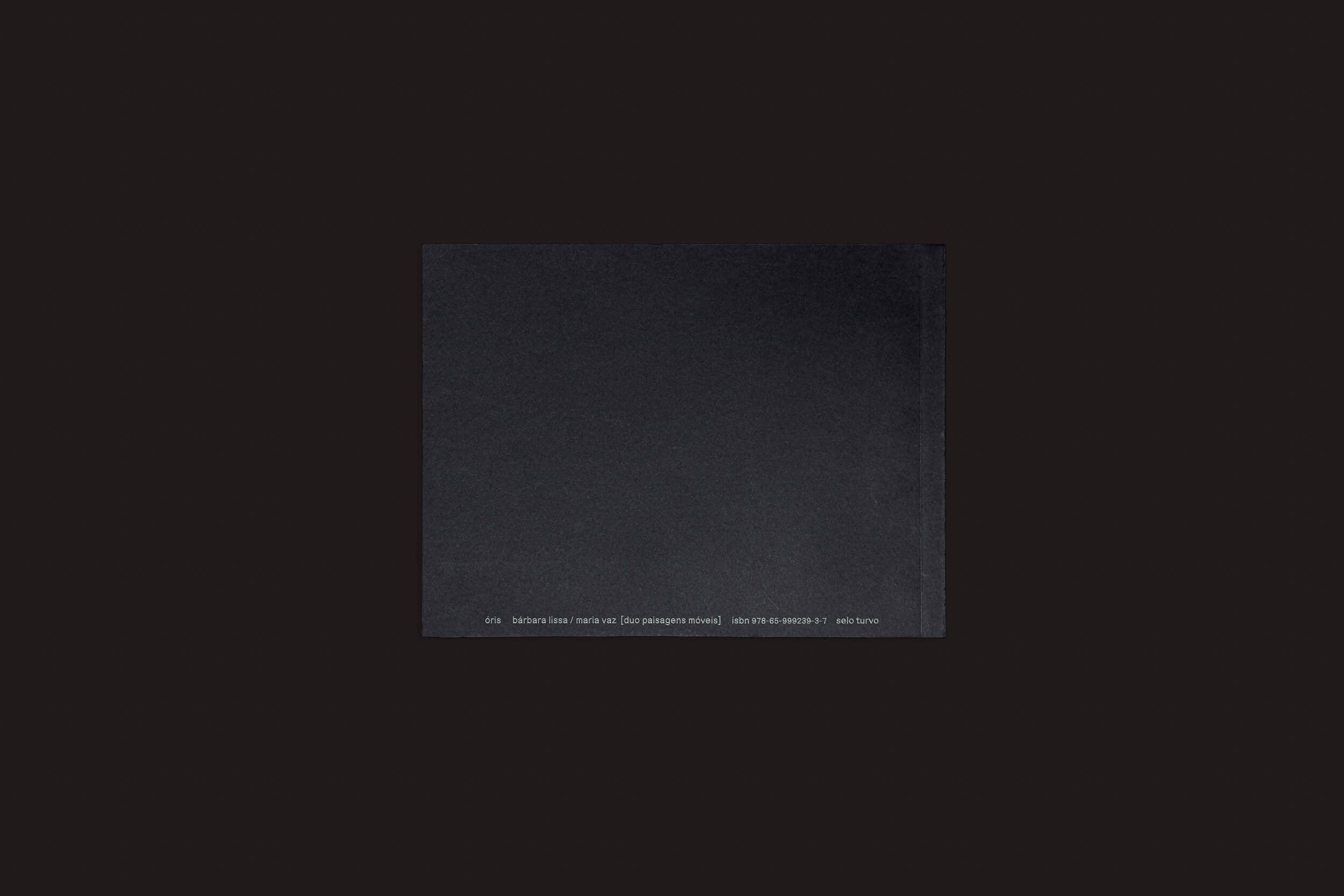 Uma capa de álbum quadrada escura apresenta um design minimalista. Na parte inferior, o texto diz Bárbara Lissa & Maria Vaz: Óris. O fundo preto sólido sugere sutilmente a profundidade da era Antropoceno, enquanto Selo Turvo se destaca orgulhosamente como o nome da marca.
