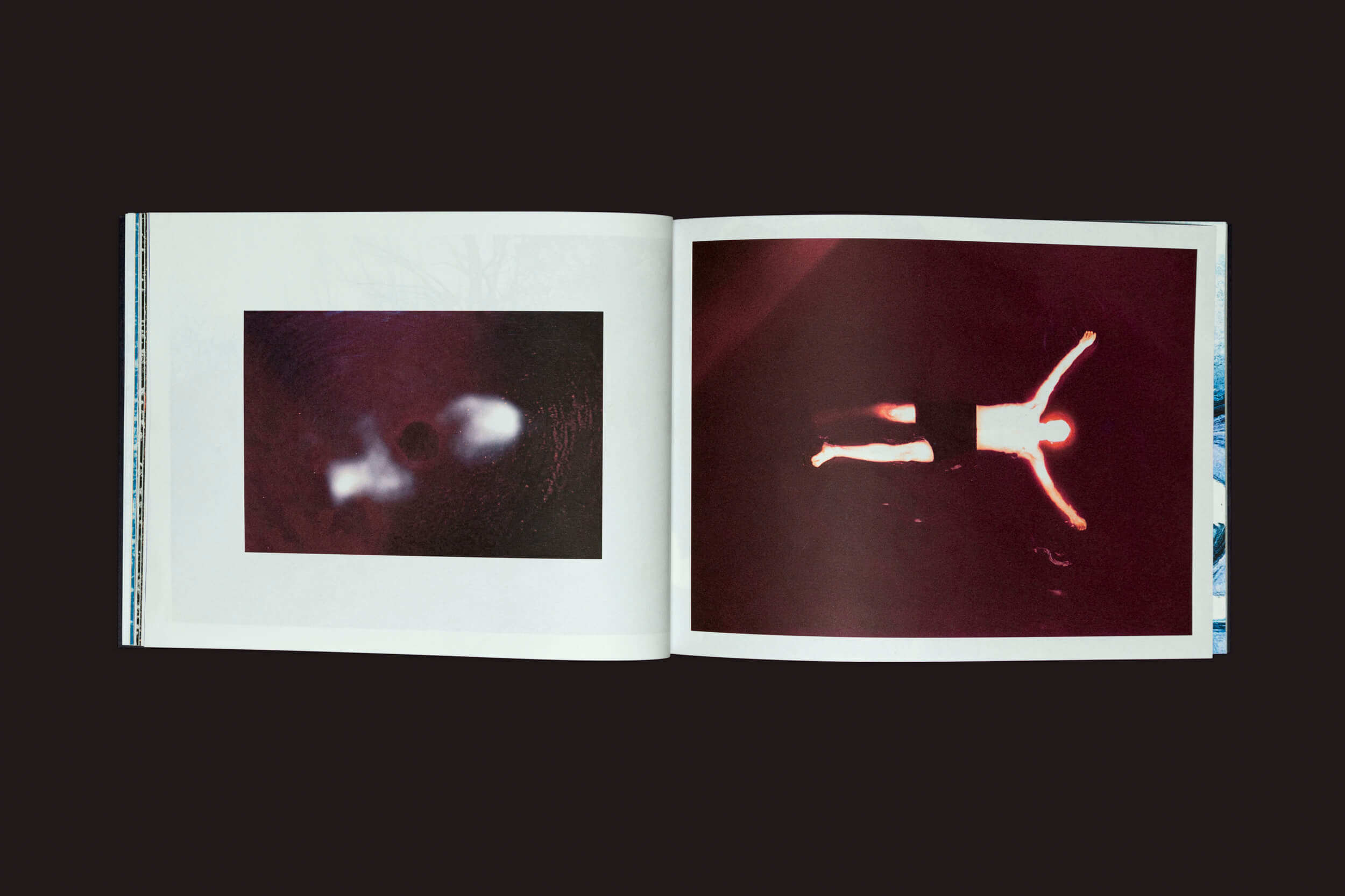 Em Bárbara Lissa & Maria Vaz: Óris, de Selo Turvo, um livro aberto revela duas páginas: a esquerda com uma imagem abstrata borrada em tons de vermelho escuro e preto, que lembra Antropoceno; a direita retratando uma pessoa em uma cena noturna de piscina, misturando momentos pessoais com imagens-paisagens.