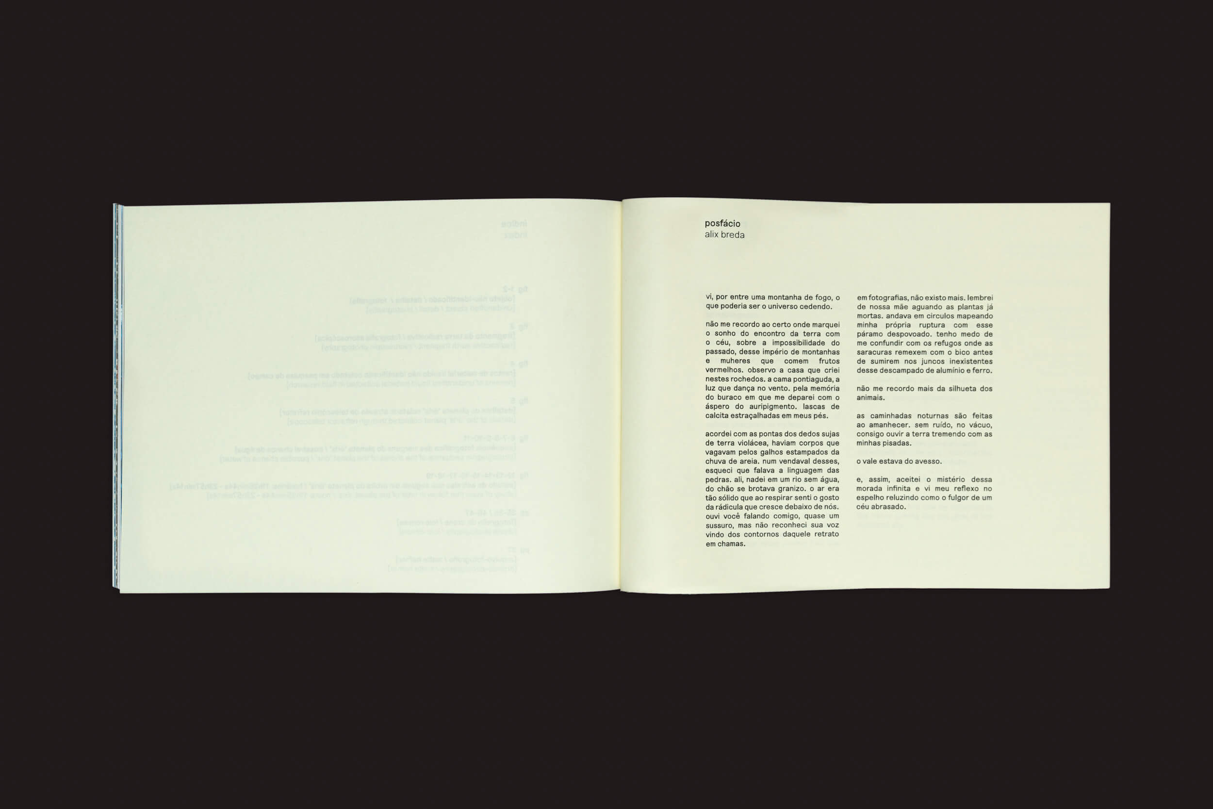 Um livro aberto contra um fundo preto exibe texto em um layout de duas colunas na página direita, ecoando as ricas narrativas de Antropoceno. A página esquerda parece em branco ou fraca, possivelmente escondendo imagens de paisagens de Bárbara Lissa & Maria Vaz: Óris, do Selo Turvo, sussurrando histórias não contadas.