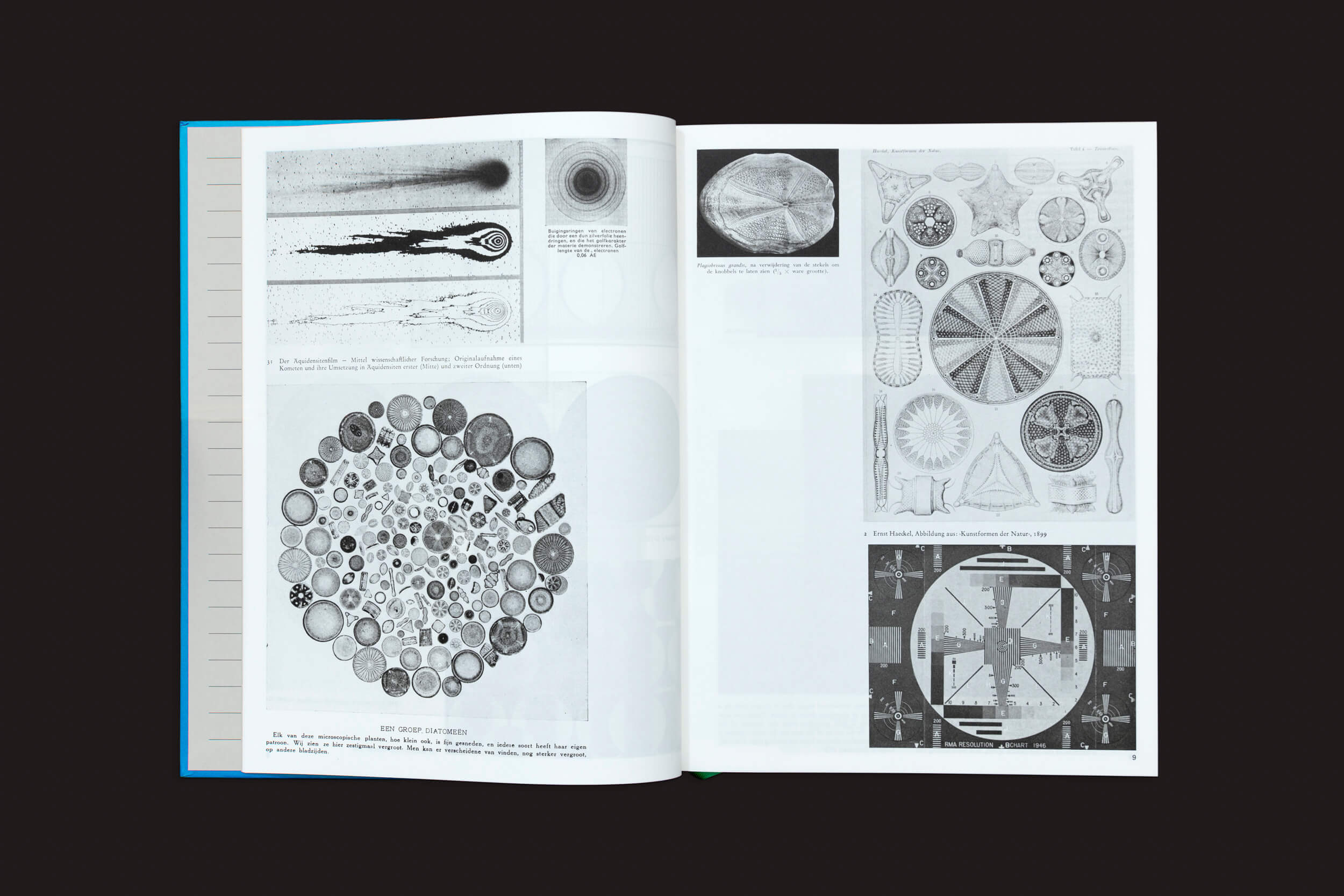 O livro aberto, ecoando a *Enciclopédia Paralela 1* de Batia Suter da Roma Publications, apresenta ilustrações em preto e branco e diagramas científicos de organismos microscópicos em formas circulares e geométricas em um fundo preto simples que realça as páginas.