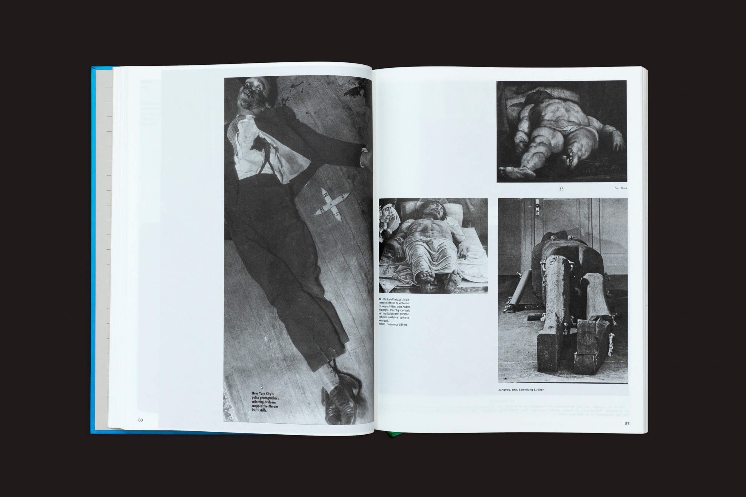 Livro aberto exibindo fotos em tons de cinza de pessoas e esculturas, ecoando temas artísticos e históricos, semelhante ao Batia Suter: Parallel Encyclopedia 1 da Roma Publications, com a borda azul à esquerda adicionando um toque de contraste de cor.