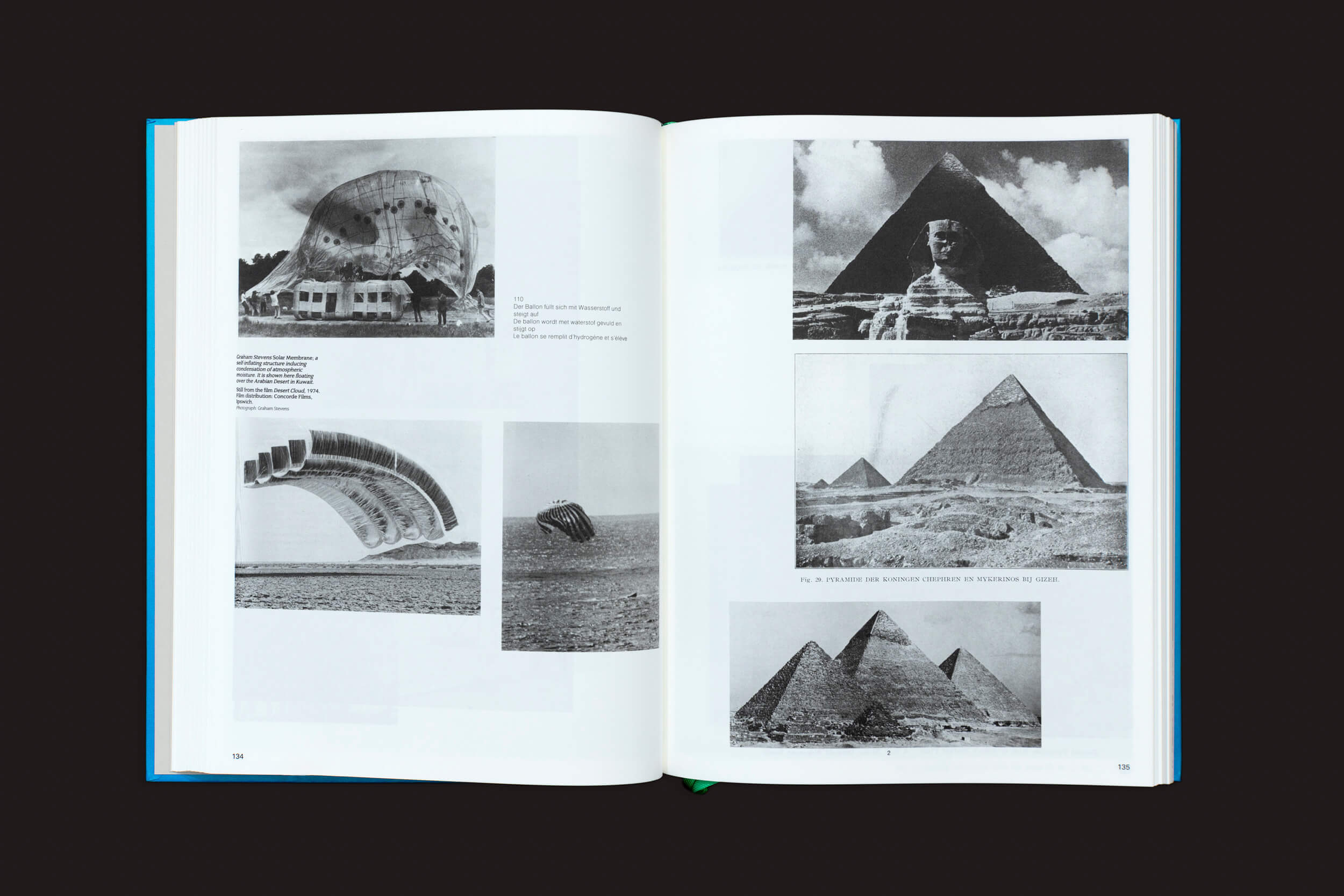 A Parallel Encyclopedia 1 de Batia Suter (Roma Publications) apresenta um livro aberto com fotos em preto e branco; à esquerda, estruturas; à direita, pirâmides egípcias e a Esfinge, destacando a iconização de Suter contra um fundo preto.