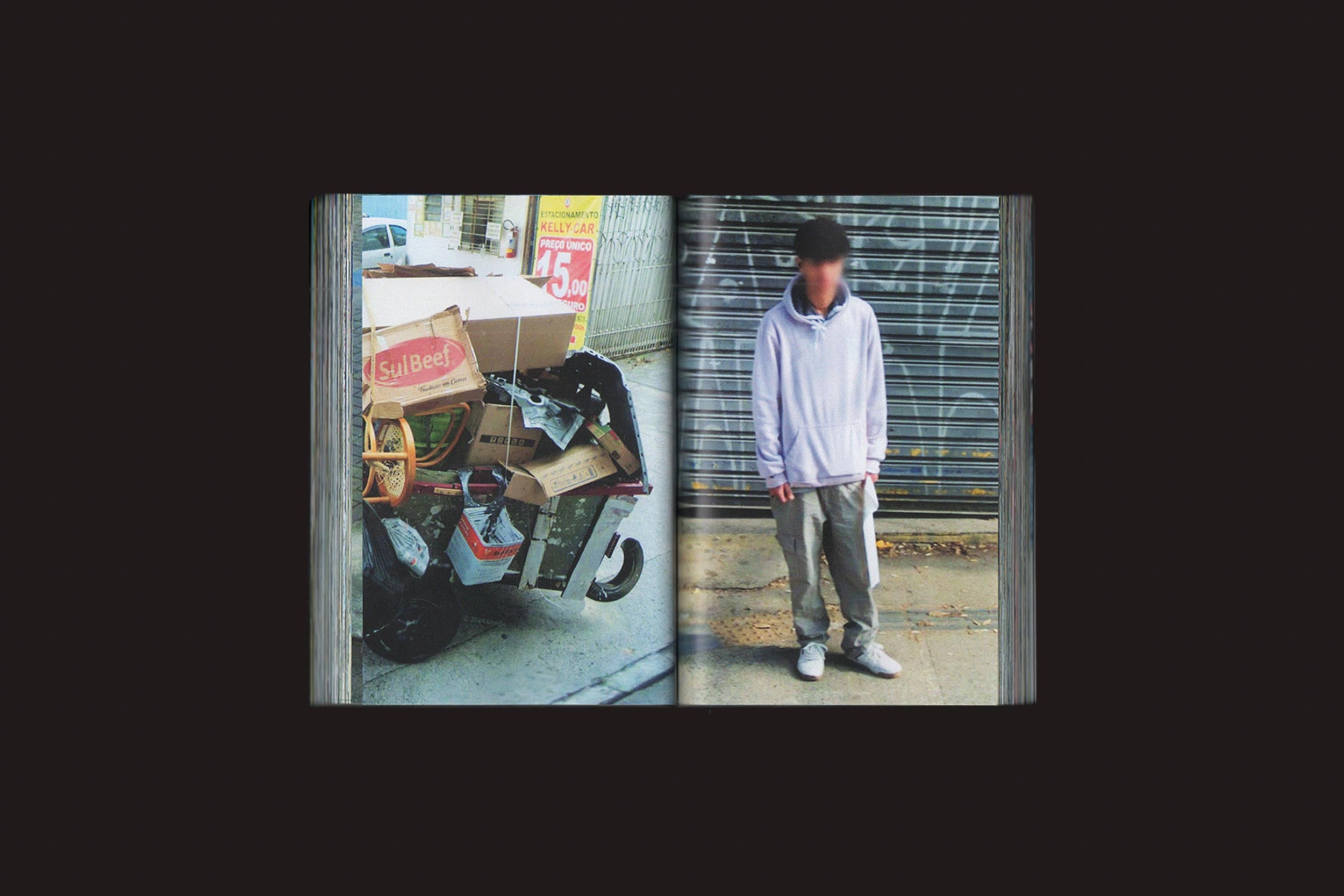 Uma página dupla de "Romeu Silva: Passantes", da zero-Edições, apresenta, à esquerda, um carrinho empilhado com papelão e caixas; à direita, a vida cotidiana em São Paulo, por meio de uma imagem do Google Street View com rosto borrado, ao lado de um portão de metal.