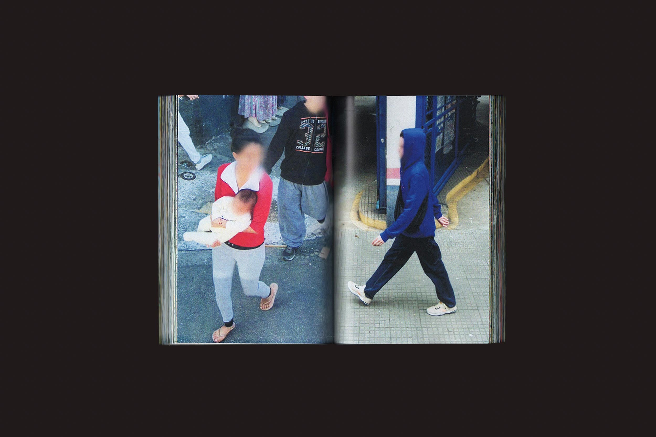 Em "Romeu Silva: Passantes", da zero-Edições, um livro aberto mostra duas fotos no estilo de vigilância: em uma página, uma pessoa com o rosto desfocado segura um bebê; na outra, alguém de azul e preto caminha por cenas urbanas que evocam o Google Street View.