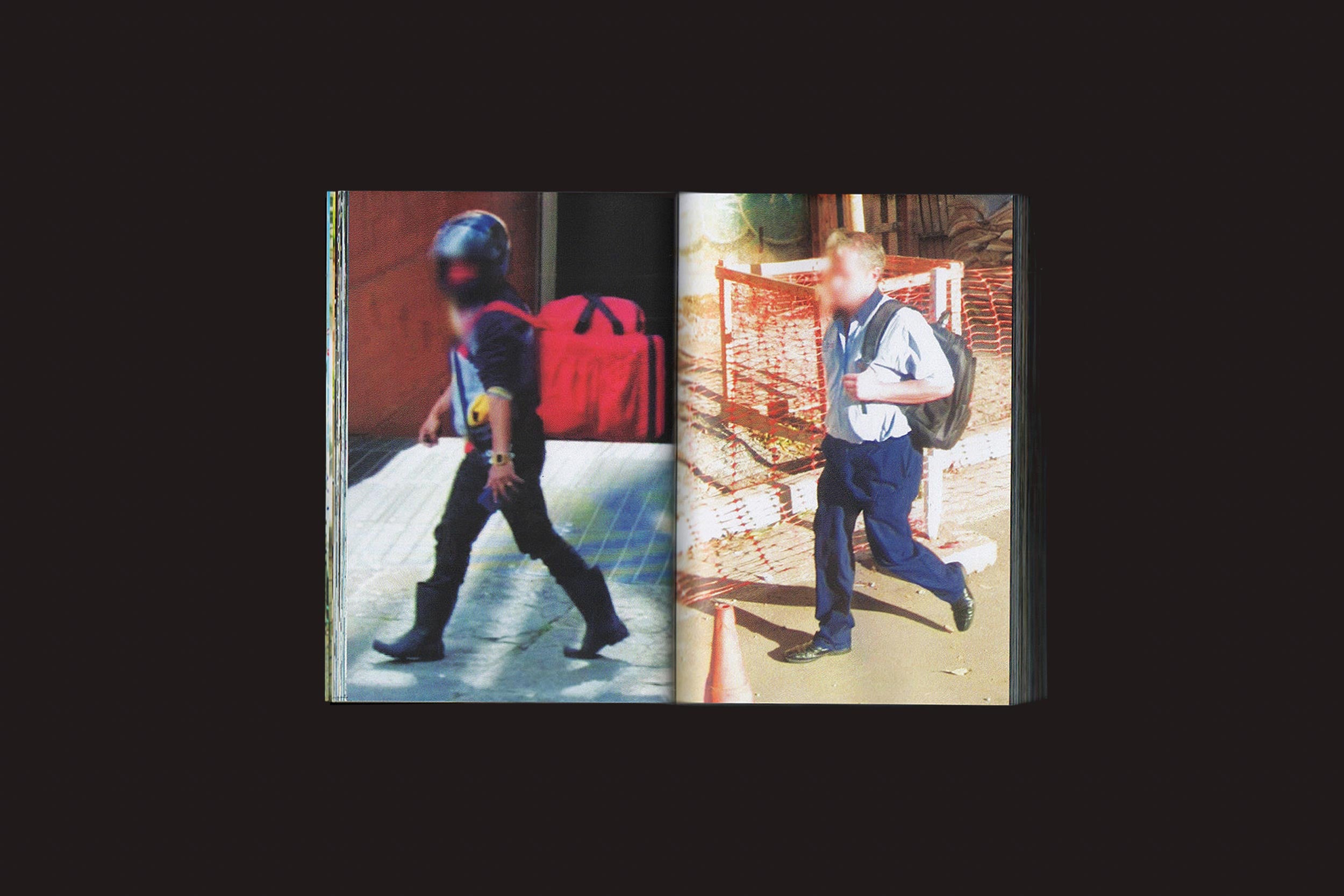 Em "Romeu Silva: Passantes", da zero-Edições, um livro aberto revela duas imagens borradas - uma com uma figura em roupas escuras passando uma sacola vermelha, a outra mostrando uma pessoa de mochila nas costas, vestida de azul, navegando pelas ruas movimentadas de São Paulo, lembrando cenas do Google Street View.