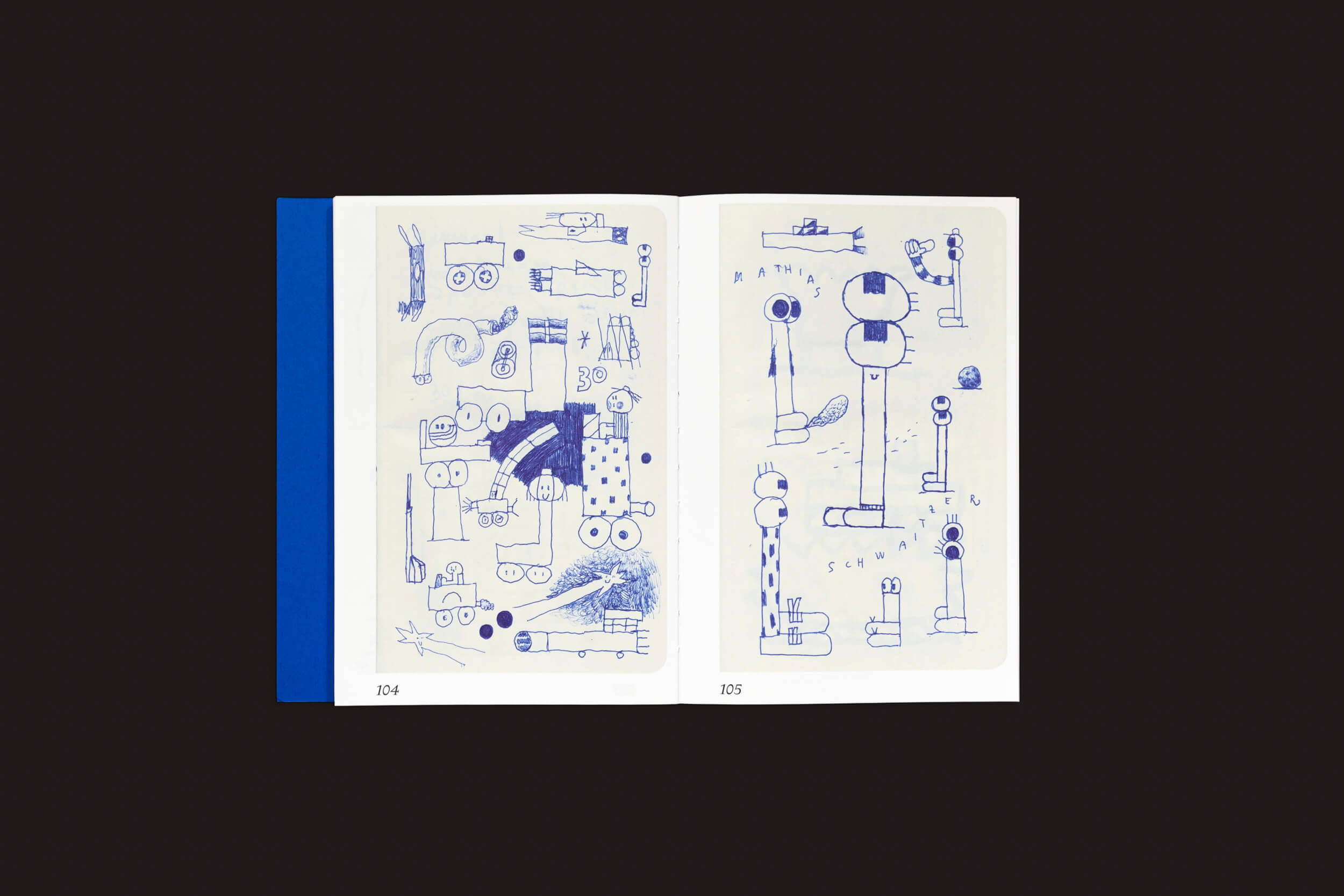 Um livro aberto em um fundo preto exibe desenhos vibrantes em tinta azul. A página da esquerda apresenta formas e rostos peculiares, enquanto a da direita tem figuras alongadas e desenhos caprichosos. As páginas 104 e 105 dão vida à criatividade de Mark Bohle em Mark Bohle: Pica Pica do Handshake.