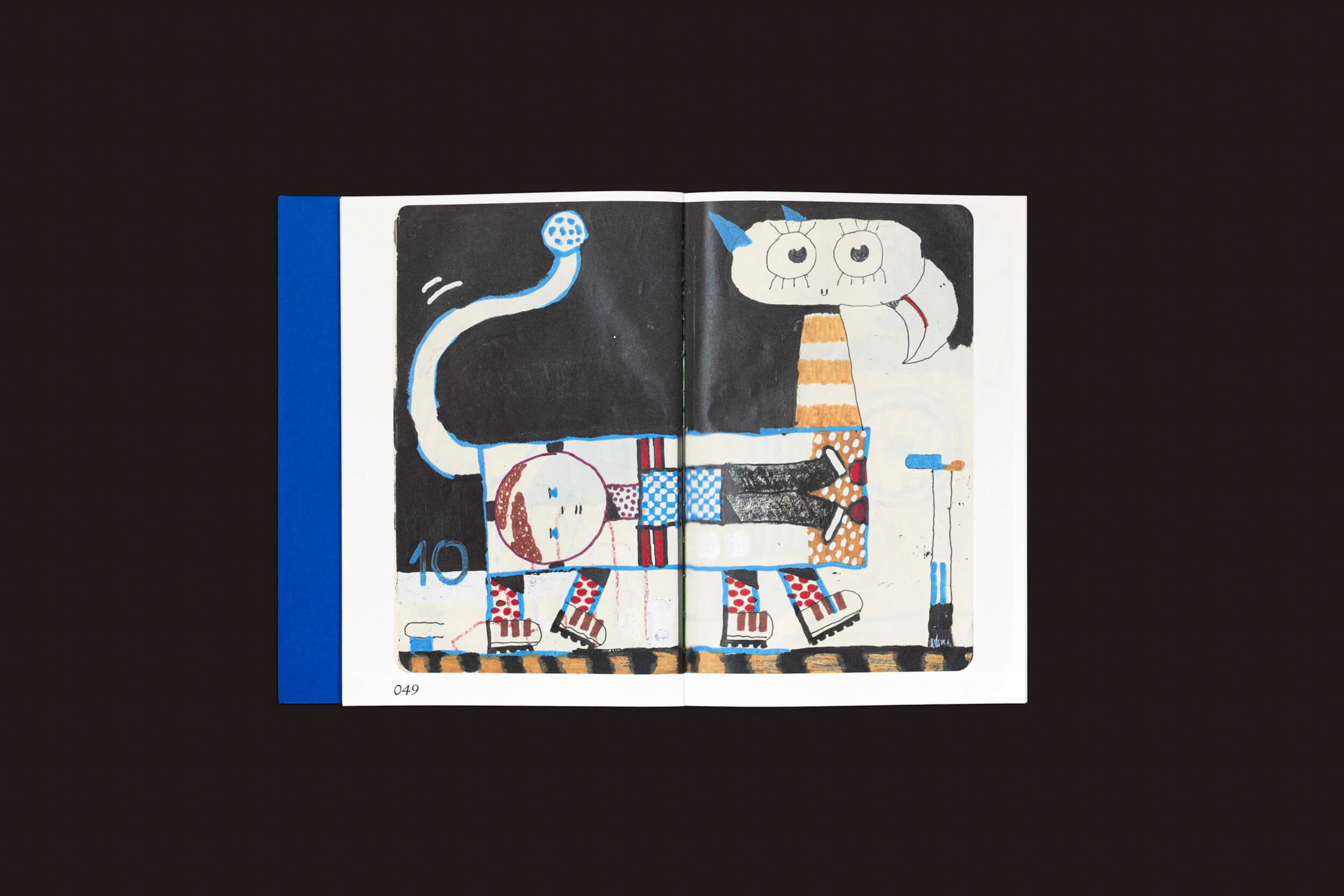 O Mark Bohle: Pica Pica sketchbook da Handshake é aberto contra um fundo escuro, exibindo uma criatura abstrata com corpo de leão e cabeça humana. O design apresenta padrões geométricos e tons vibrantes de azul, vermelho e bege.