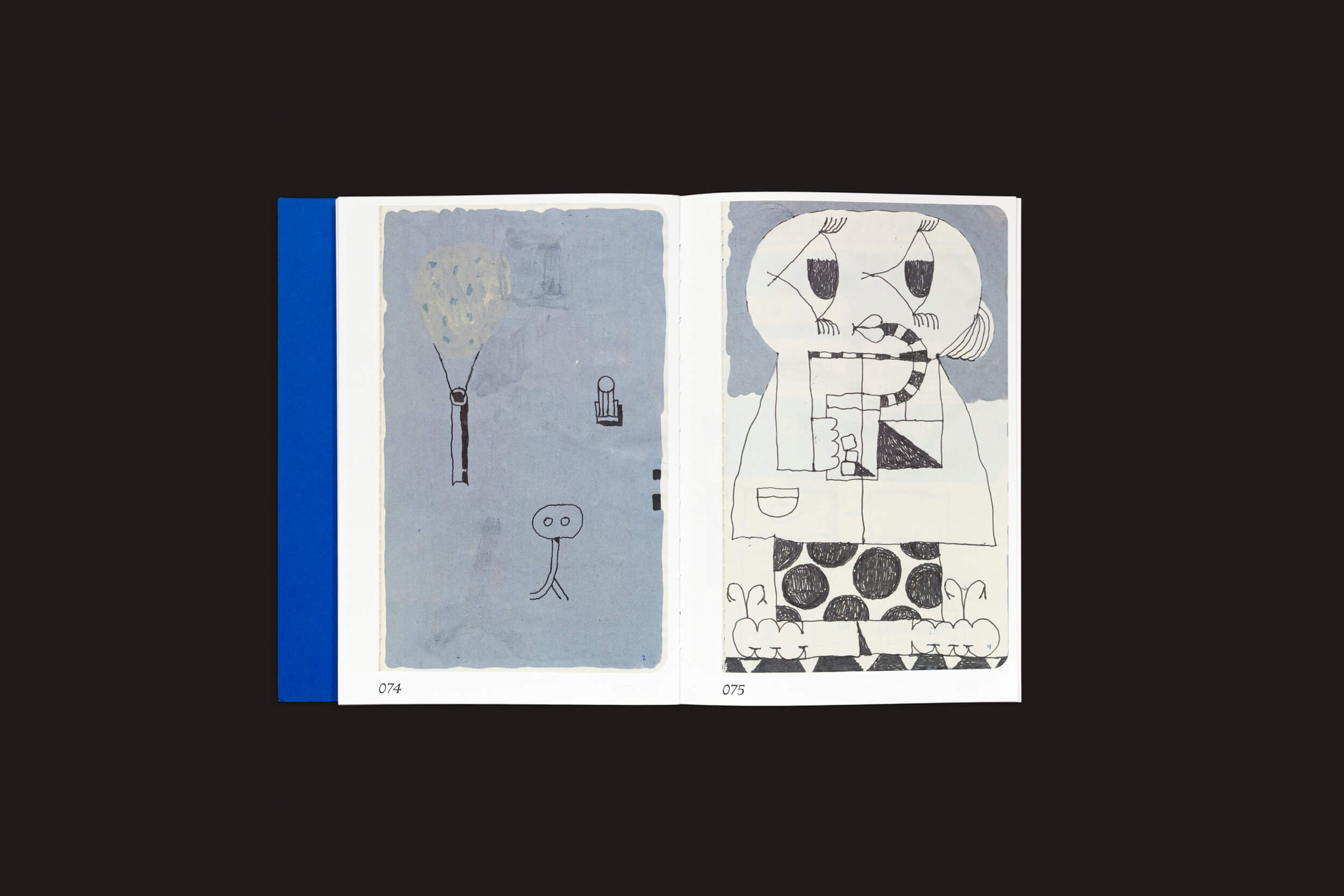 No livro Mark Bohle: Pica Pica da Handshake, esboços abstratos adornam as páginas 074 e 075. A página da esquerda retrata uma figura de árvore; a da direita exibe formas geométricas que lembram desenhos. Uma lombada azul brilhante contrasta com o fundo preto.