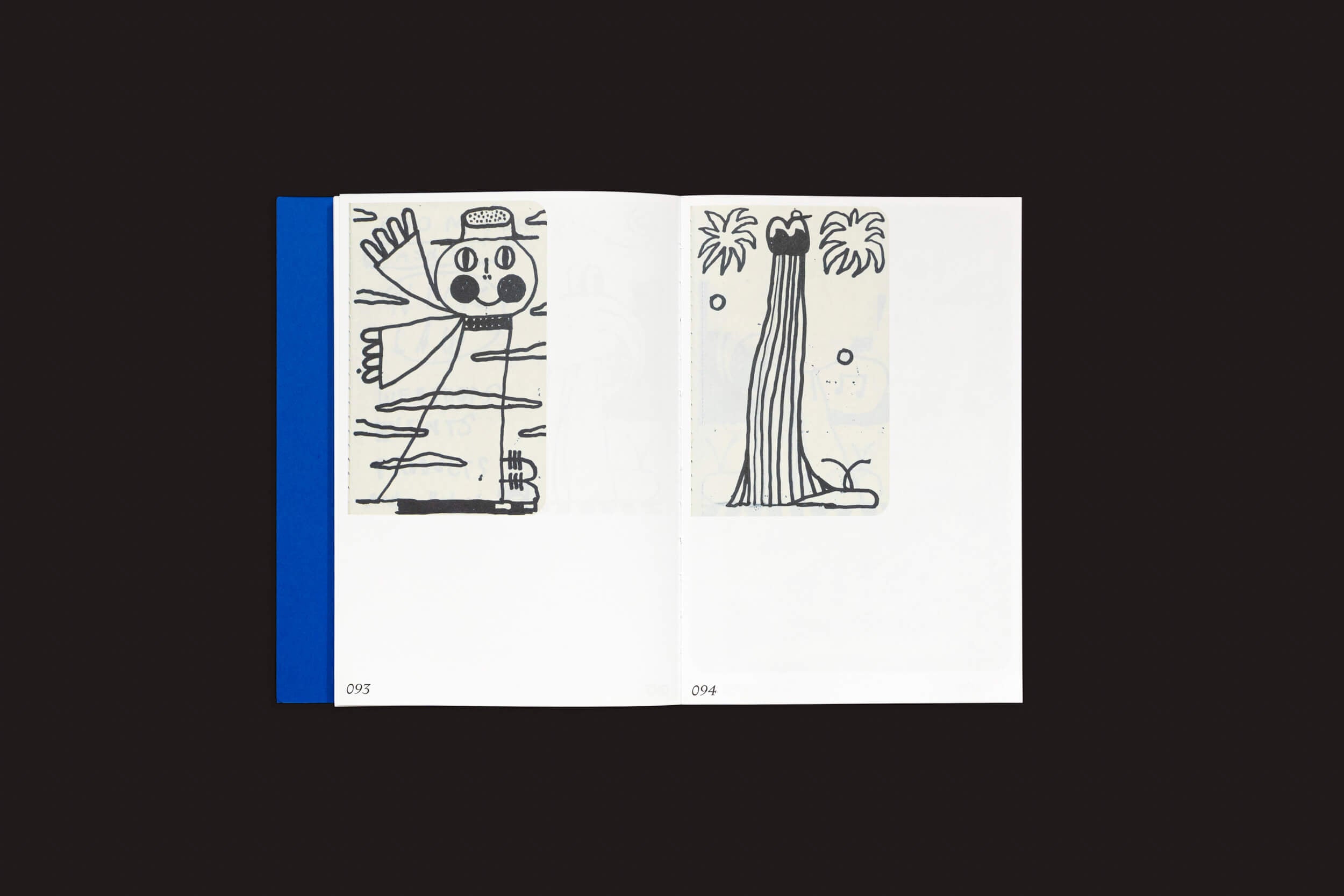 Um livro aberto revela duas páginas: à esquerda, um desenho abstrato em preto e branco que lembra o estilo de Mark Bohle; à direita, uma serena ilustração de árvore. Este volume cativante, Mark Bohle: Pica Pica da Handshake, apresenta desenhos intrincados e é encadernado por uma impressionante lombada azul.