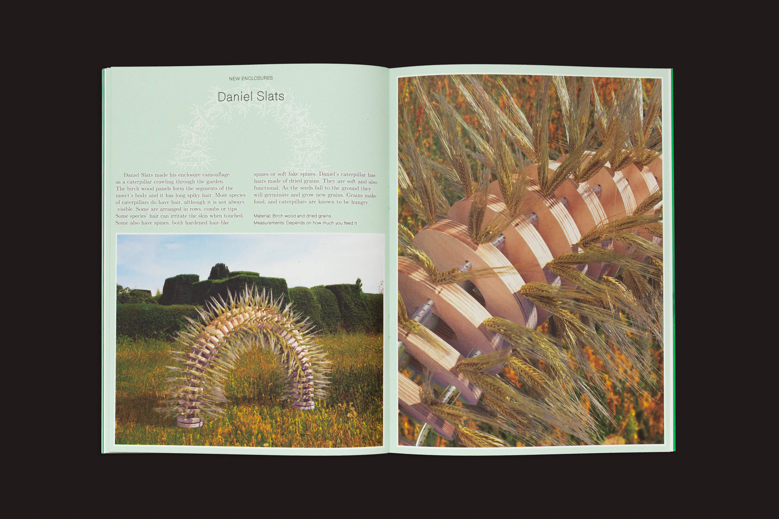 Uma revista aberta exibe duas páginas. A página da esquerda apresenta uma escultura pontiaguda em forma de arco em um campo gramado com texto sobre design de jardim de Pleasant Place 1: Enclosures. A página da direita oferece um close-up da escultura, destacando seu design e textura intrincados para os fãs de Pleasant Place.