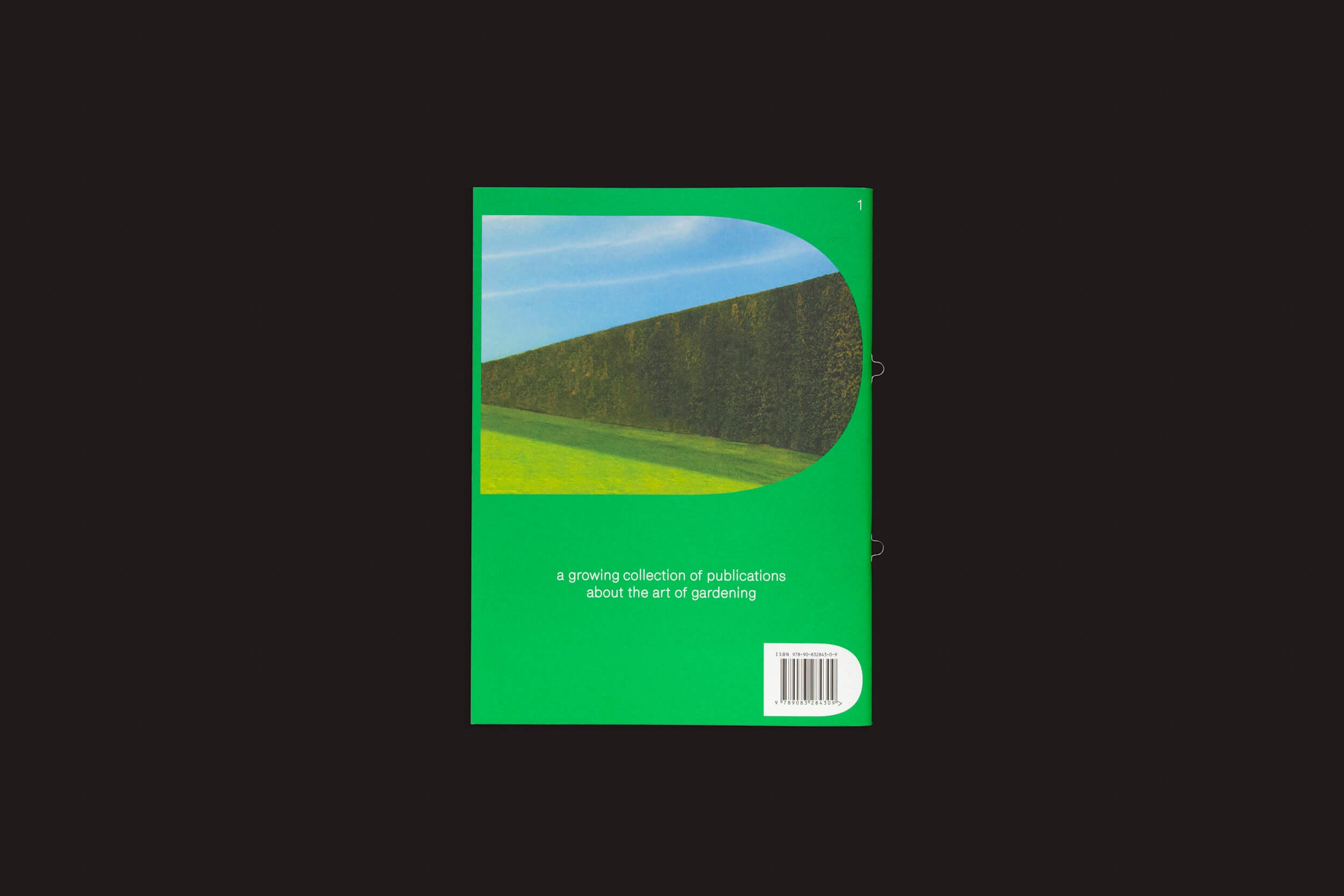 Um livro verde intitulado Pleasant Place 1: Enclosures da Pleasant Place apresenta uma paisagem gramada e uma foto do céu na capa com o texto uma coleção crescente de publicações sobre jardinagem. Um código de barras fica no canto inferior direito sobre um fundo preto.