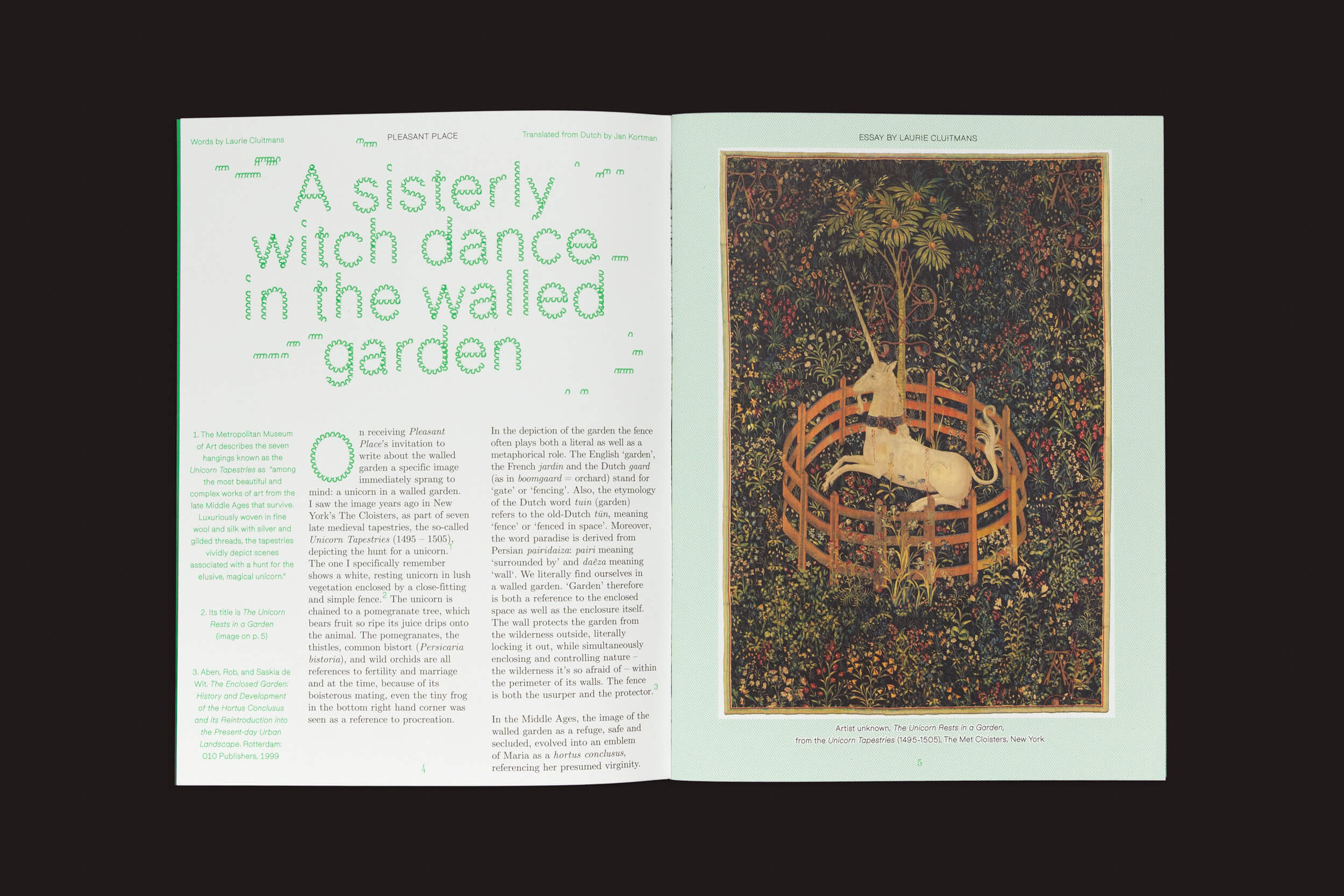 Em Pleasant Place 1: Enclosures by Pleasant Place, um livro aberto exibe uma dança de bruxas irmãs no jardim murado na página esquerda e um unicórnio descansando sob uma árvore dentro de uma cerca circular de madeira na direita, cercado por densa folhagem — evocando as clássicas publicações sobre jardinagem.