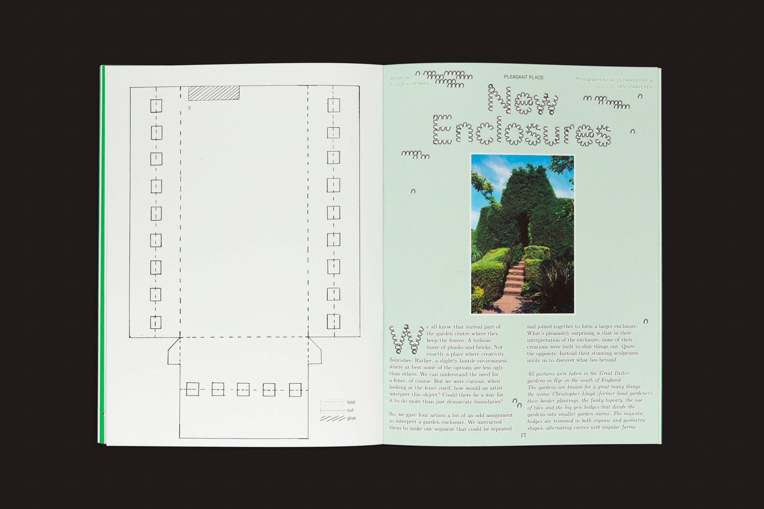 Uma revista de duas páginas exibe uma ilustração de mesa retangular à esquerda. A página da direita destaca Pleasant Place 1: Enclosures com uma imagem de arco de jardim exuberante com vegetação para inspiração vegetal. O fundo verde menta complementa o design decorativo do texto.