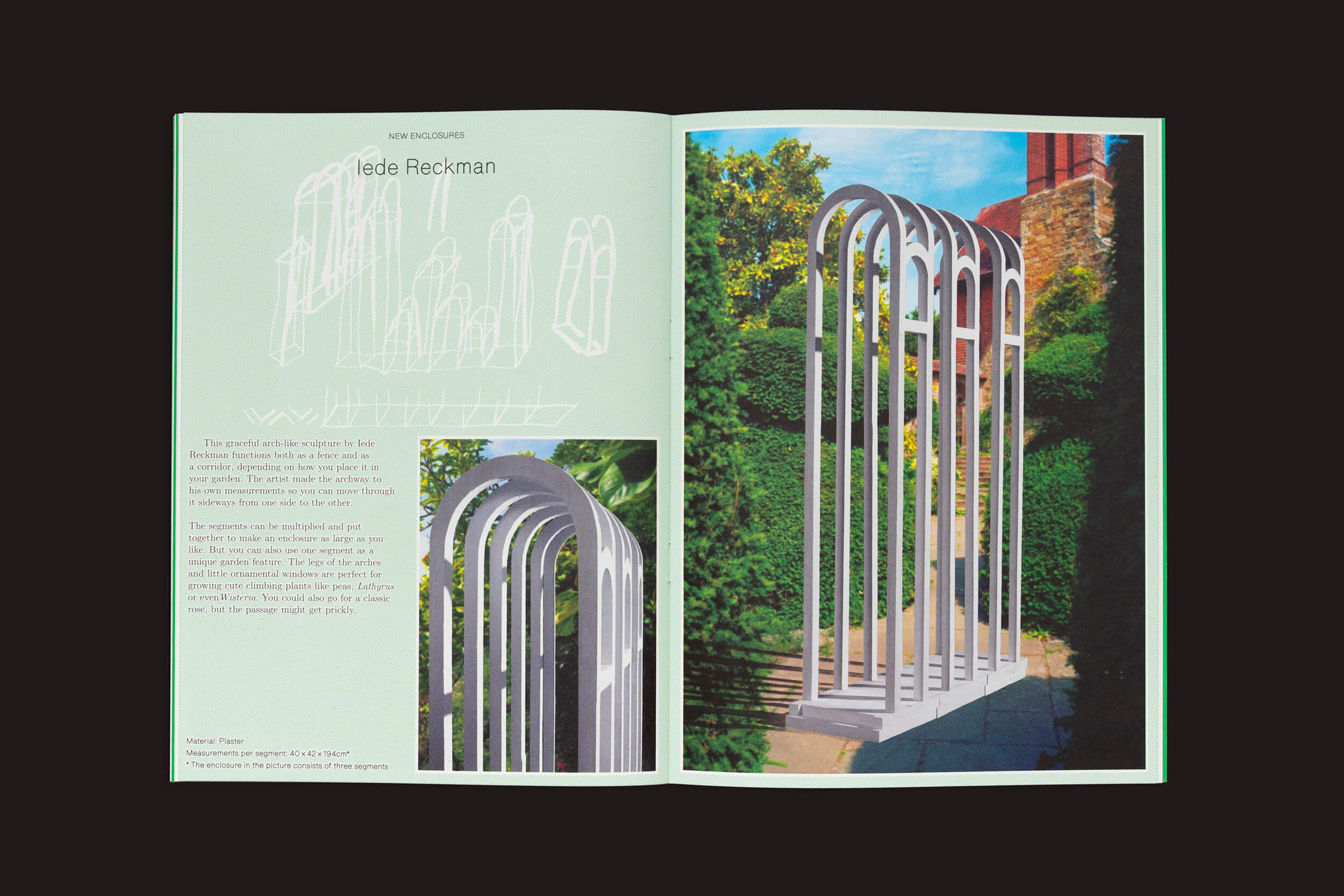 Pleasant Place 1: Enclosures apresenta um livro aberto com um design de escultura. A página da esquerda tem um esquema de uma estrutura alta e arqueada, enquanto a da direita a mostra em vegetação de jardim, acompanhada de texto, ideal para publicações sobre jardinagem.