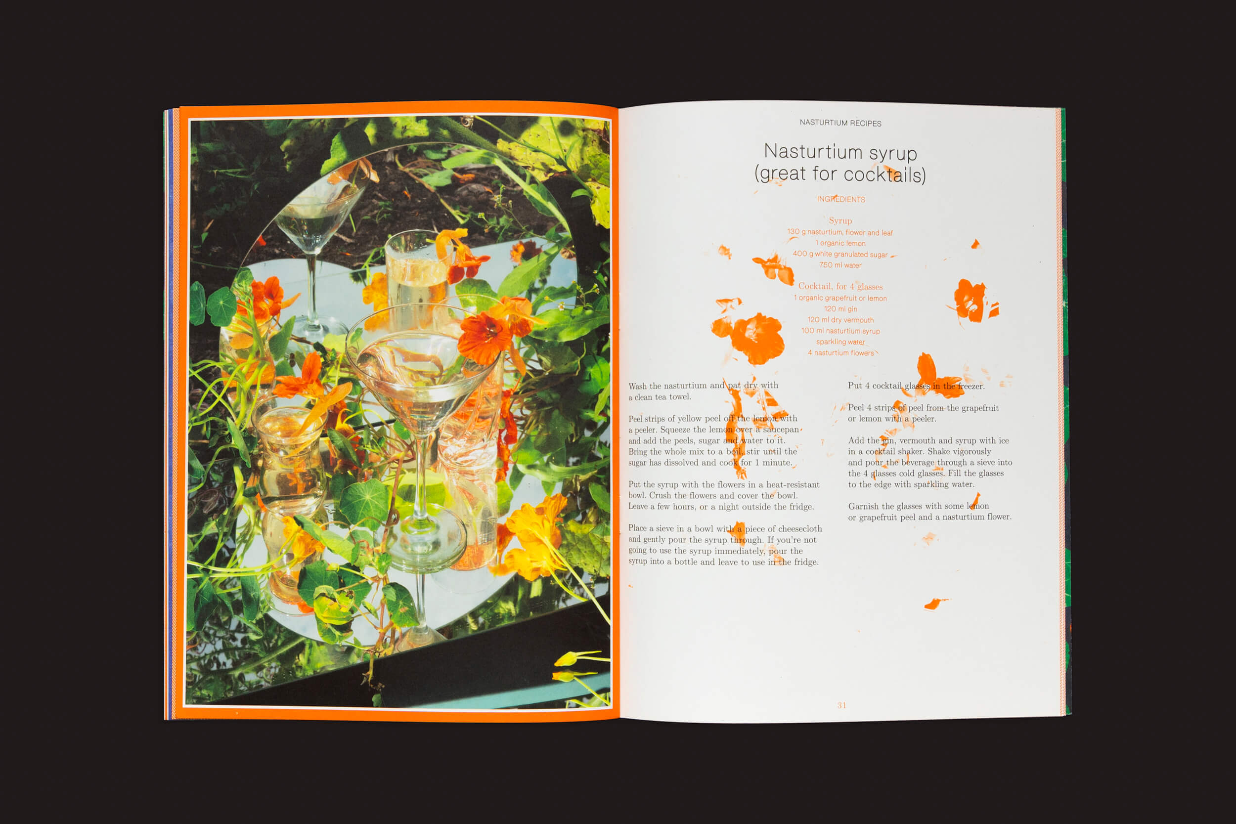 Experimente Pleasant Place 2: Nasturtiums com uma receita de xarope de nasturtium. A página da esquerda revela design de jardins com flores de laranjeira, enquanto a página da direita oferece ingredientes e instruções para entusiastas de jardinagem, combinados com imagens vibrantes de flores e artigos de vidro.