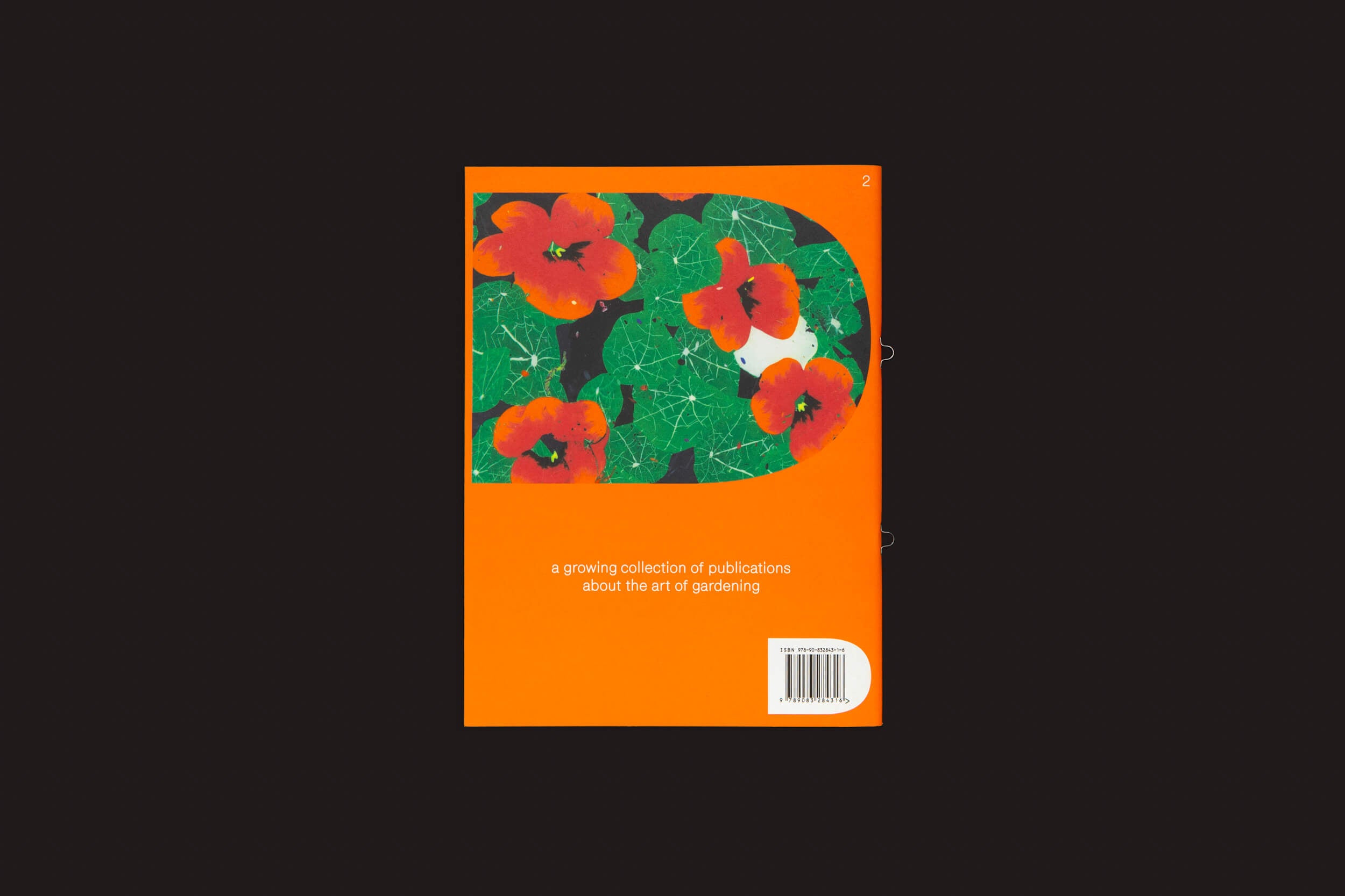Uma capa de livro laranja apresenta flores de capuchinha vermelhas e laranja brilhantes com folhas verdes exuberantes. O texto diz, Pleasant Place 2: Nasturtiums (Tropaeolum Majus) por Pleasant Place, destacando art de jardinagem. Um código de barras está no canto inferior direito.