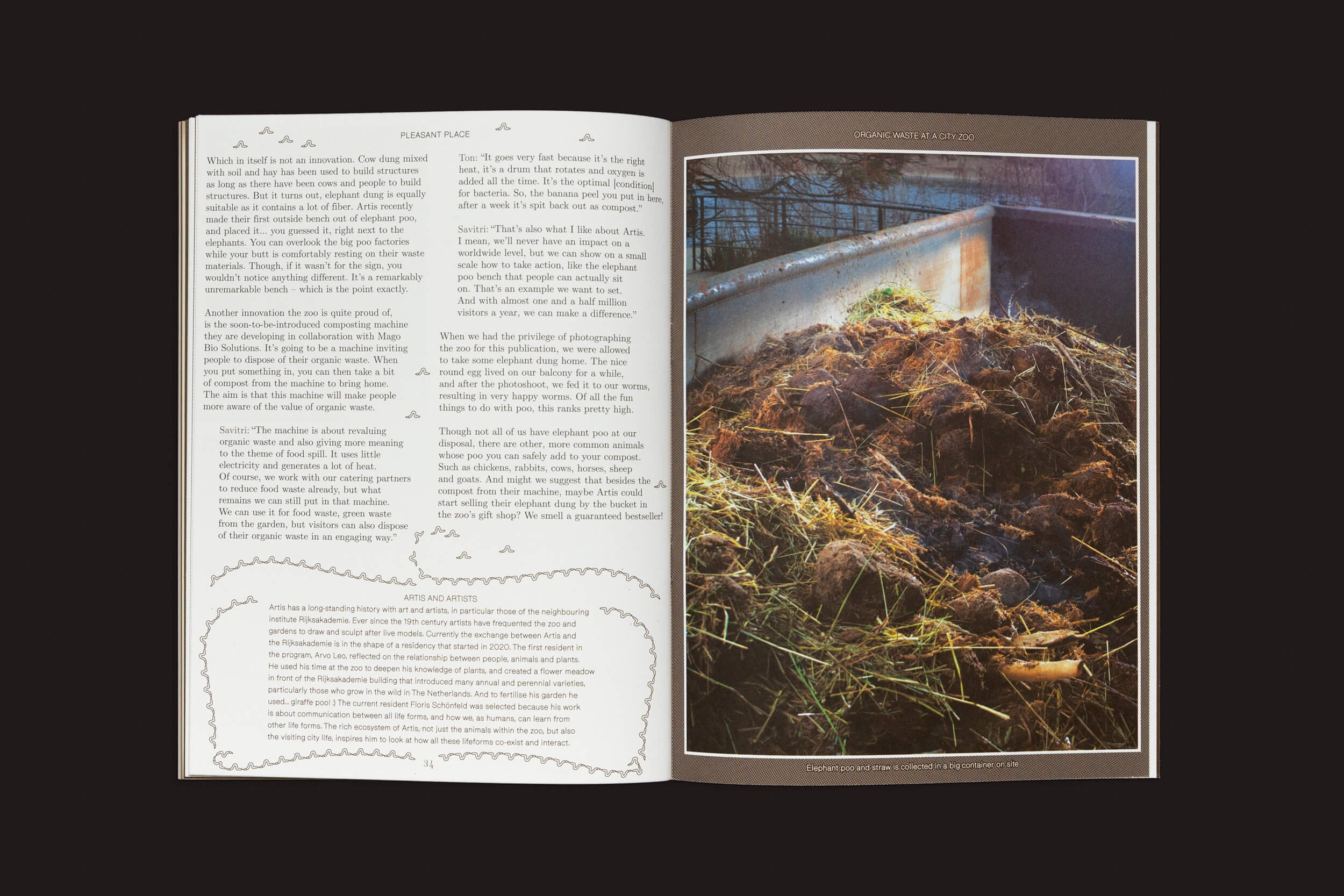 Uma revista aberta mostra texto sobre jardinagem e uma foto de uma pilha de esterco. Ela discute Pleasant Place 3: Compost by Pleasant Place, destacando compostagem, fertilizantes naturais para enriquecimento do solo e o papel fundamental das minhocas na jardinagem.